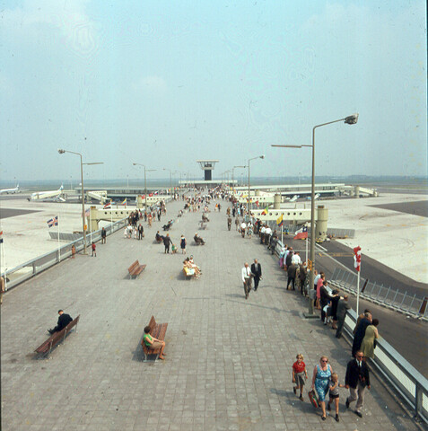 S.9100(2706); Dia wandelpier Schiphol; diapositief