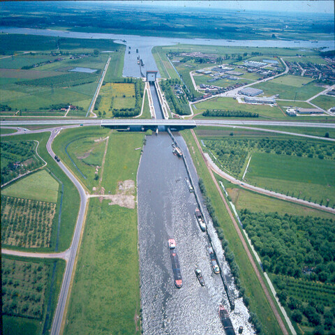 S.9100(4042); Luchtfoto Prins Bernhardsluis bij Tiel. Dia van de Waal met sluis bij Tiel; diapositief