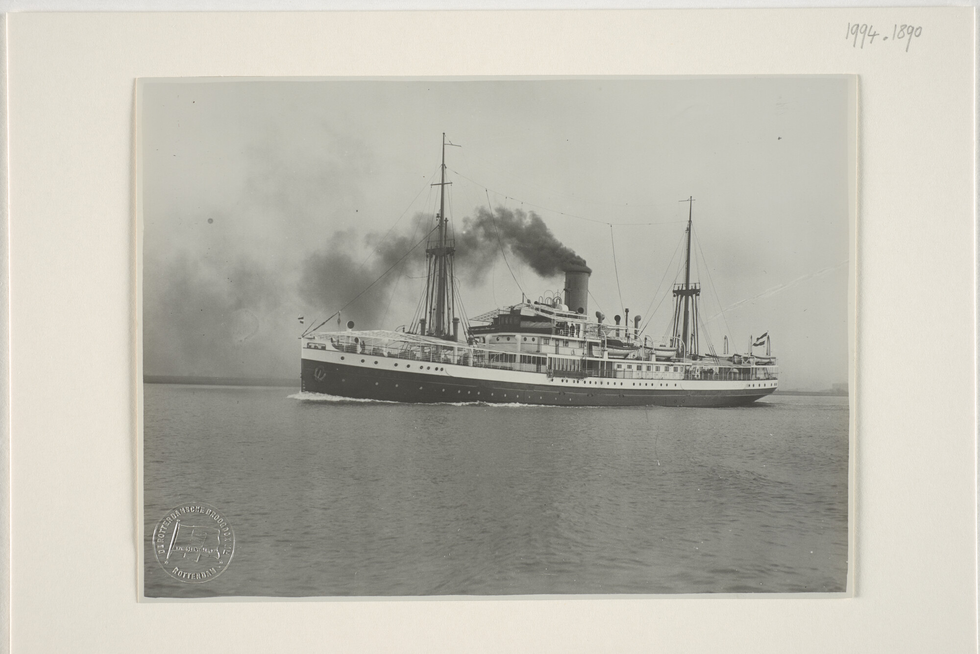 1994.1890; Het ss. 'Van Swoll' vaart op de Nieuwe Waterweg, op weg voor de proefvaart; foto