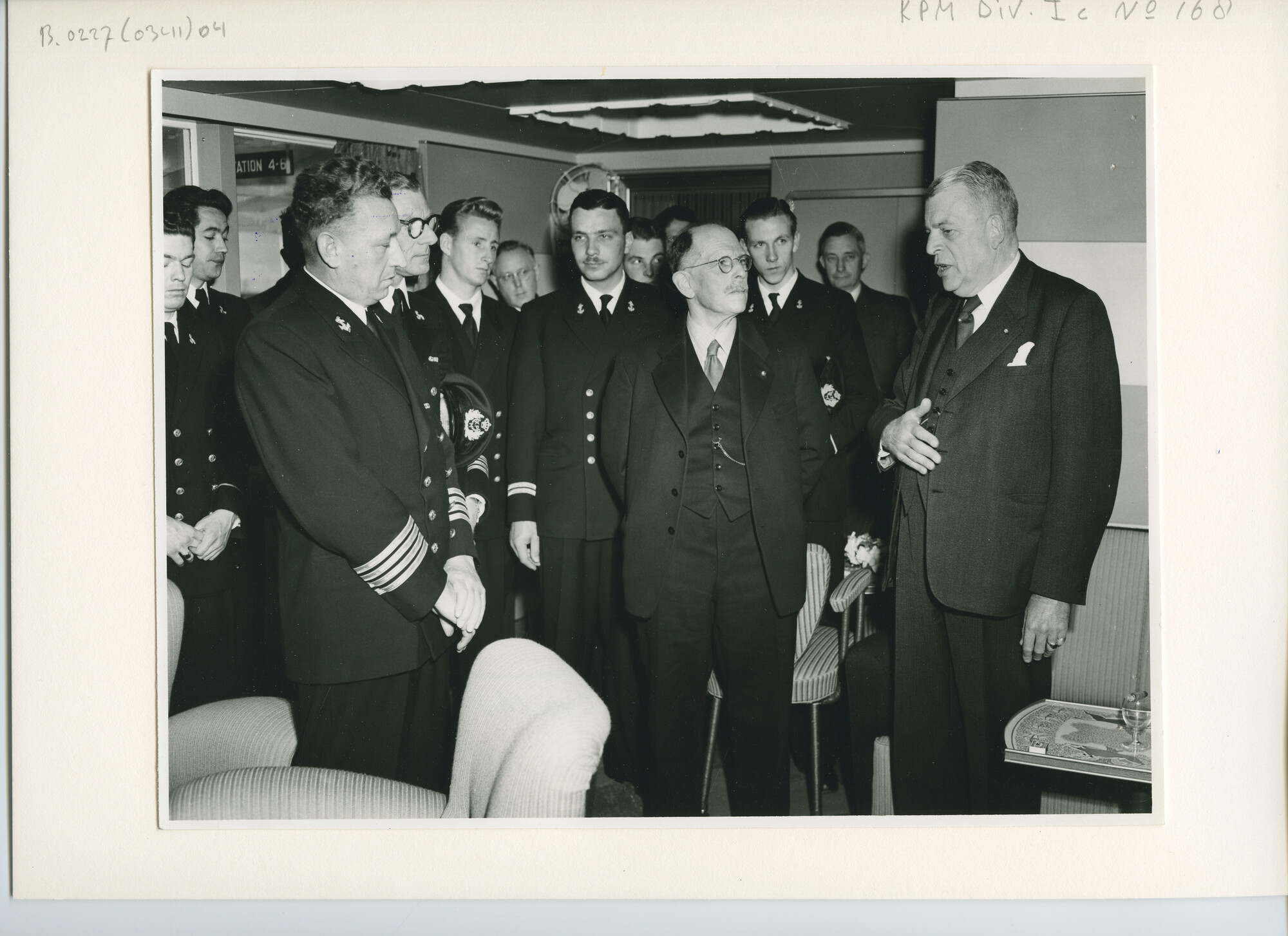 B.0227(0341)04; Foto van de overdracht van ms. 'Roggeveen'; foto