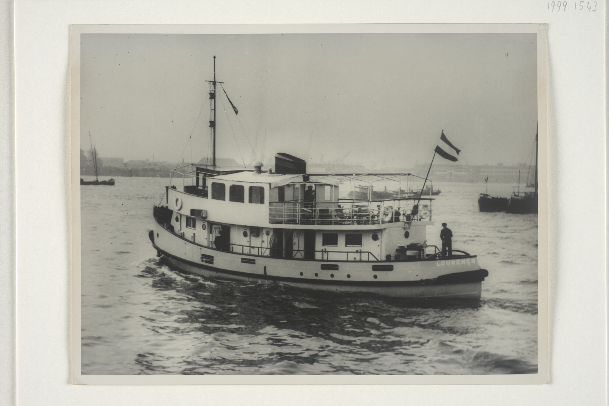 1999.1543; Fotos van de sleepboot annex veerboot ms. Niassa tijdens de proefvaart [...]; fotoreportage