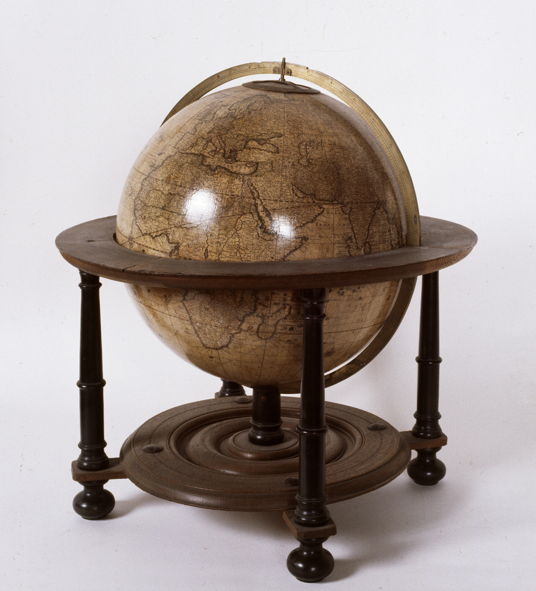 A.0145(025)07; Aardglobe van 31 cm. in doorsnede door Gerard en Leonard Valk, 1700; globe