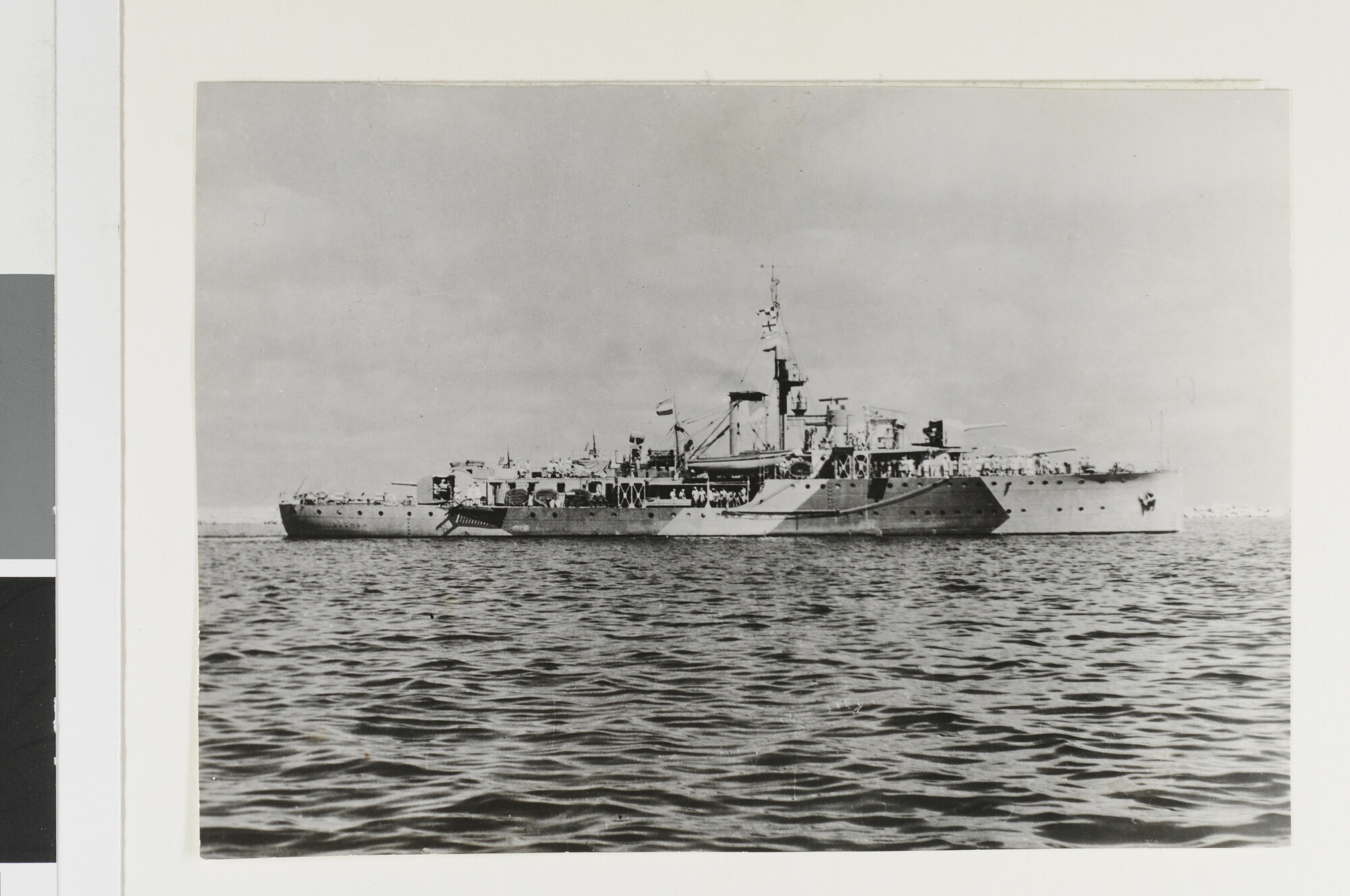 1993.0586; De kanonneerboot Hr.Ms. 'Soemba', met camouflagetekening; foto