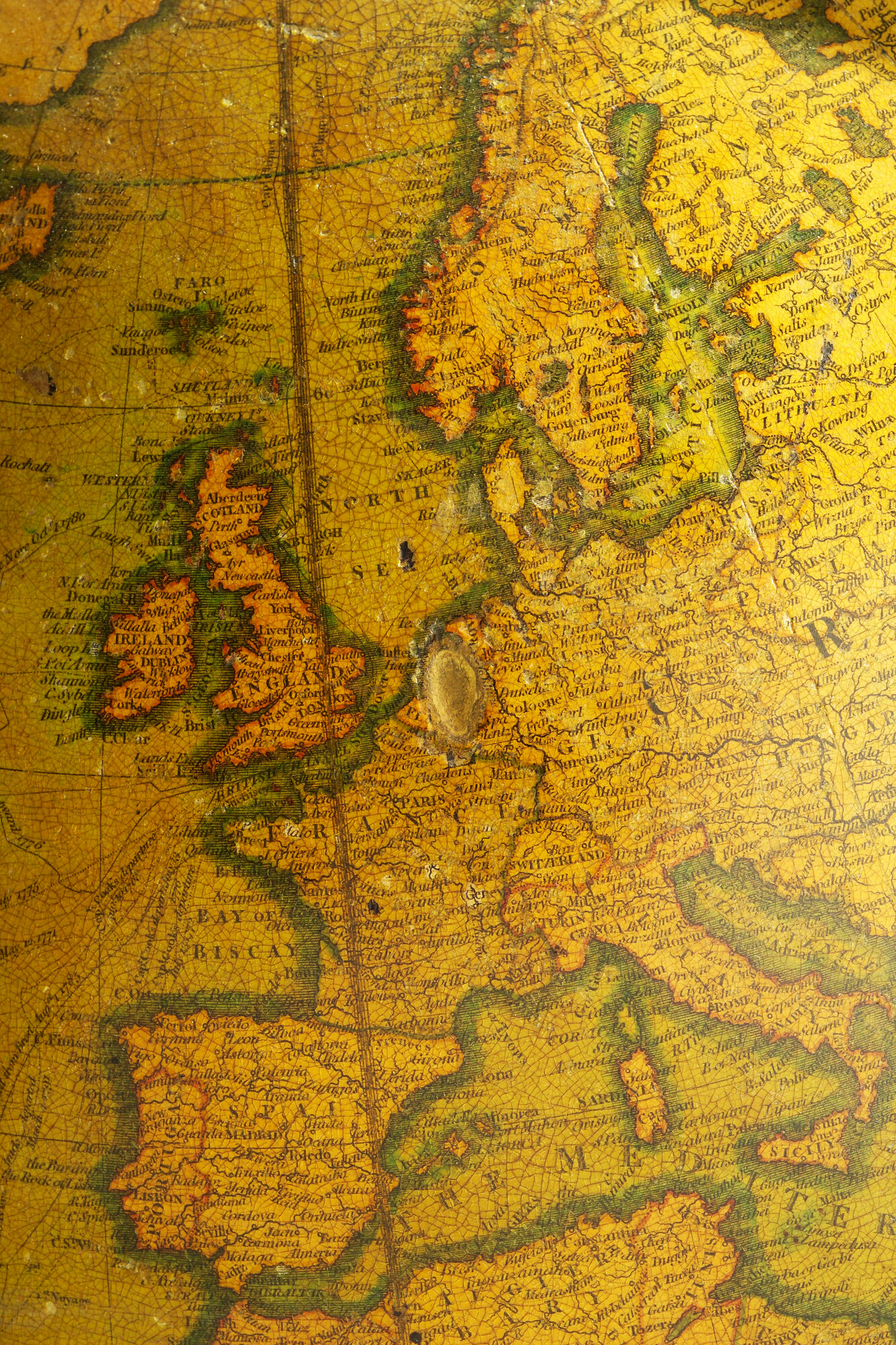 A.0145(025)14; Aardglobe van 53,5 cm. in doorsnede door John en William Cary, 1815, in de verbeterde uitgave van 1819; globe