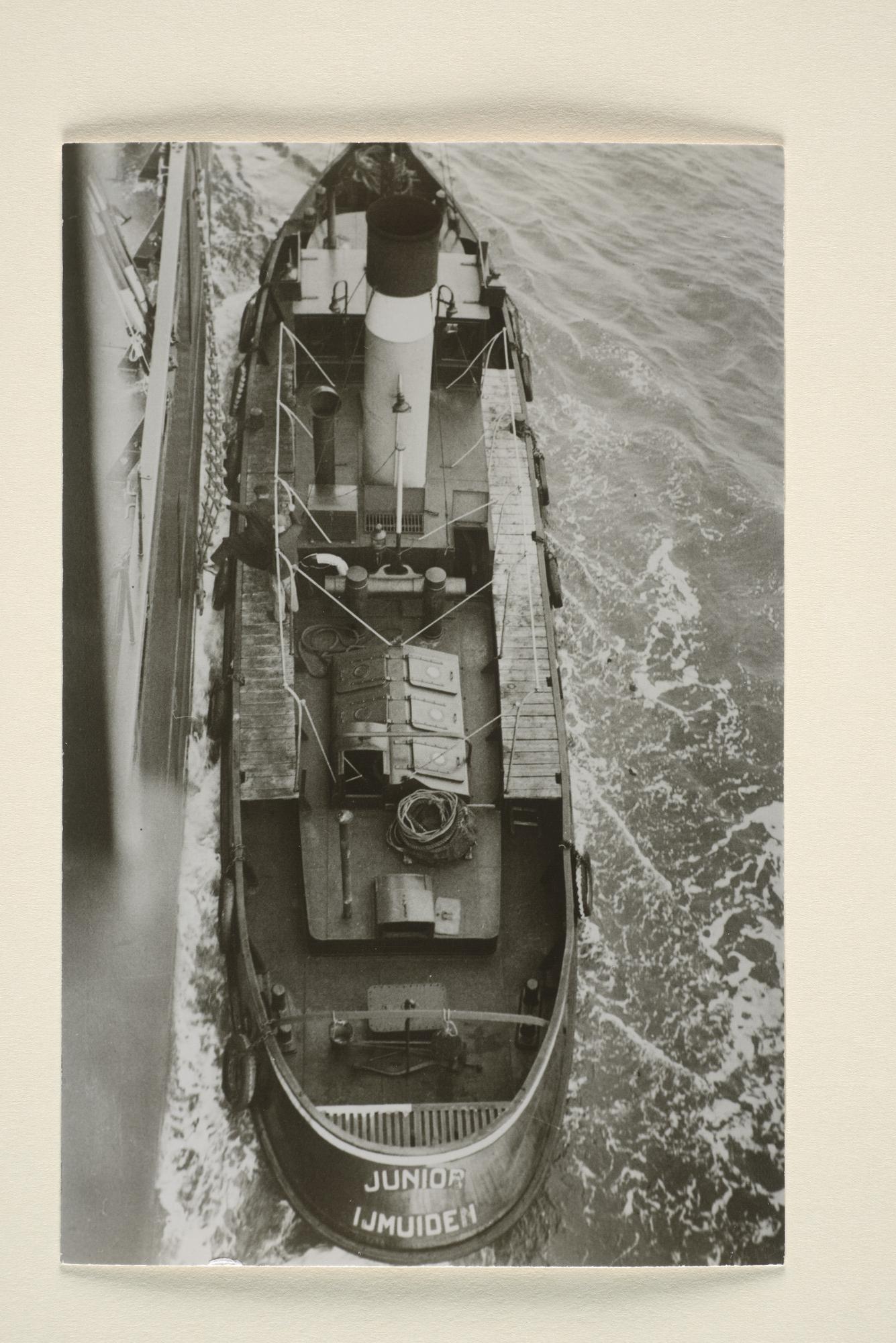 1995.5198; Een loods stapt over vanaf stoomsleepboot 'Junior' van Bureau Wijsmuller naar het te beloodsen schip; foto