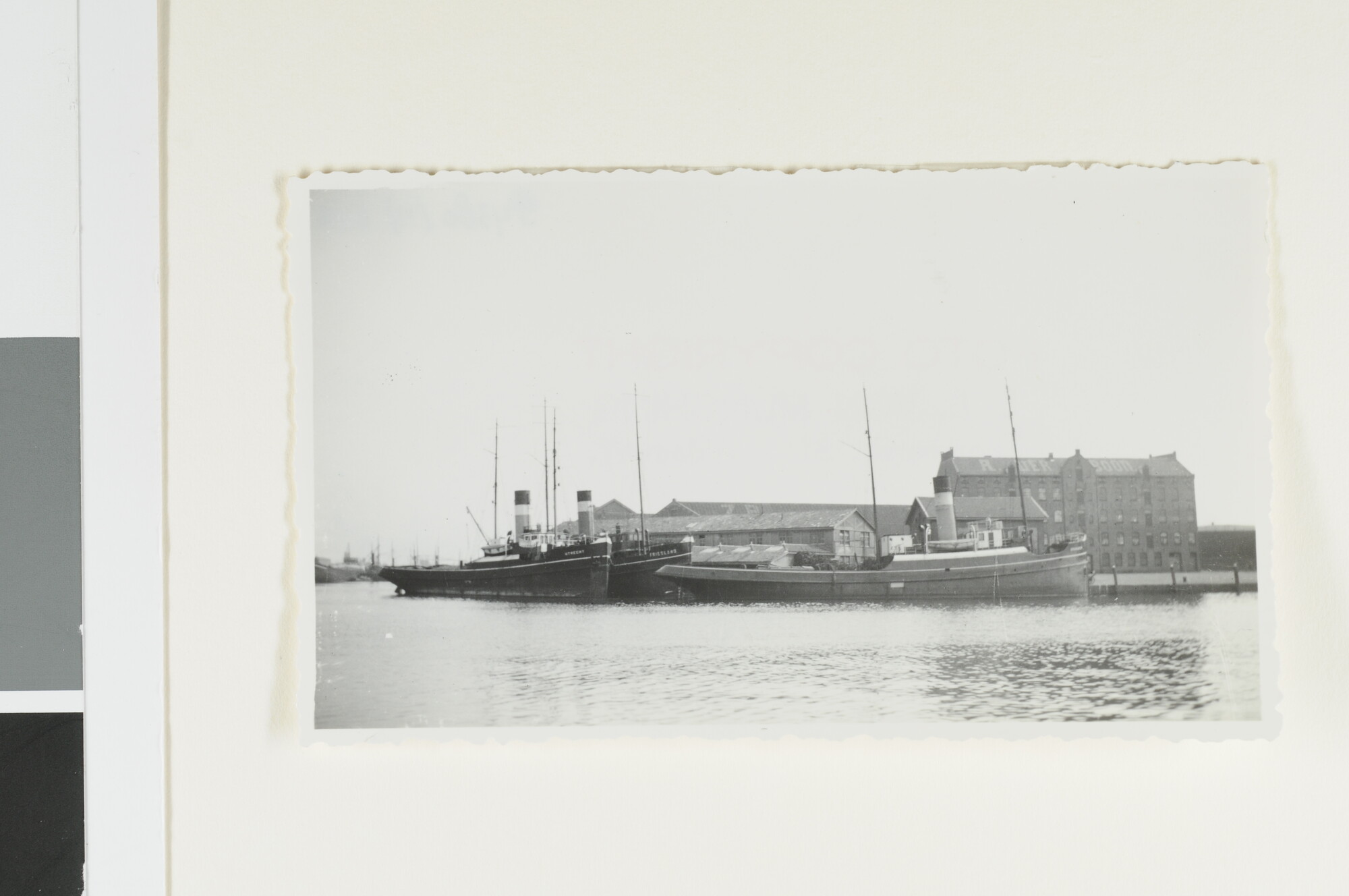 S.4380(04)642; De sleepboten Utrecht, Friesland en Groningen in Amsterdam; foto