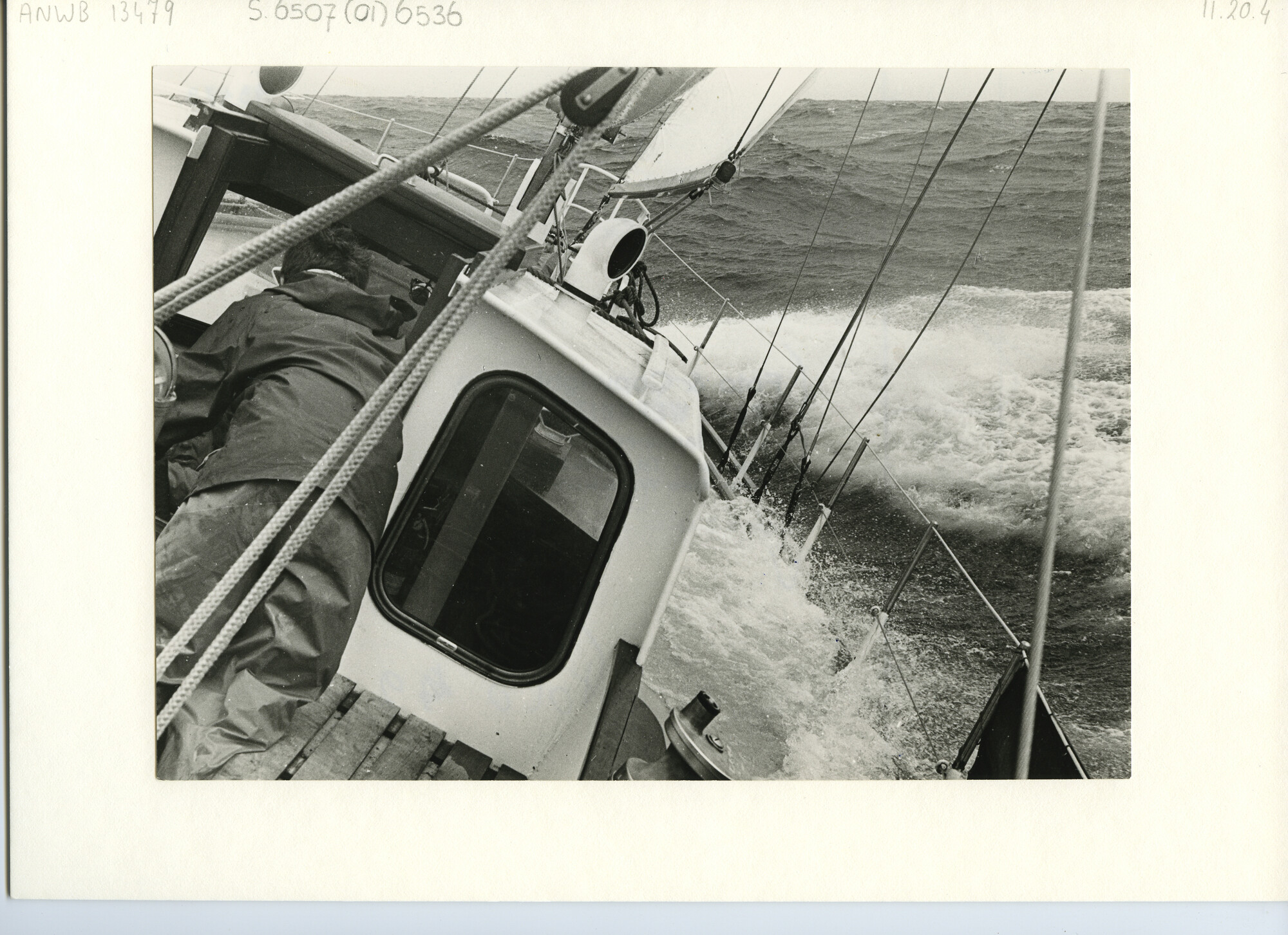 S.6507(01)6536; Foto van schip in woeste Noordzee; foto