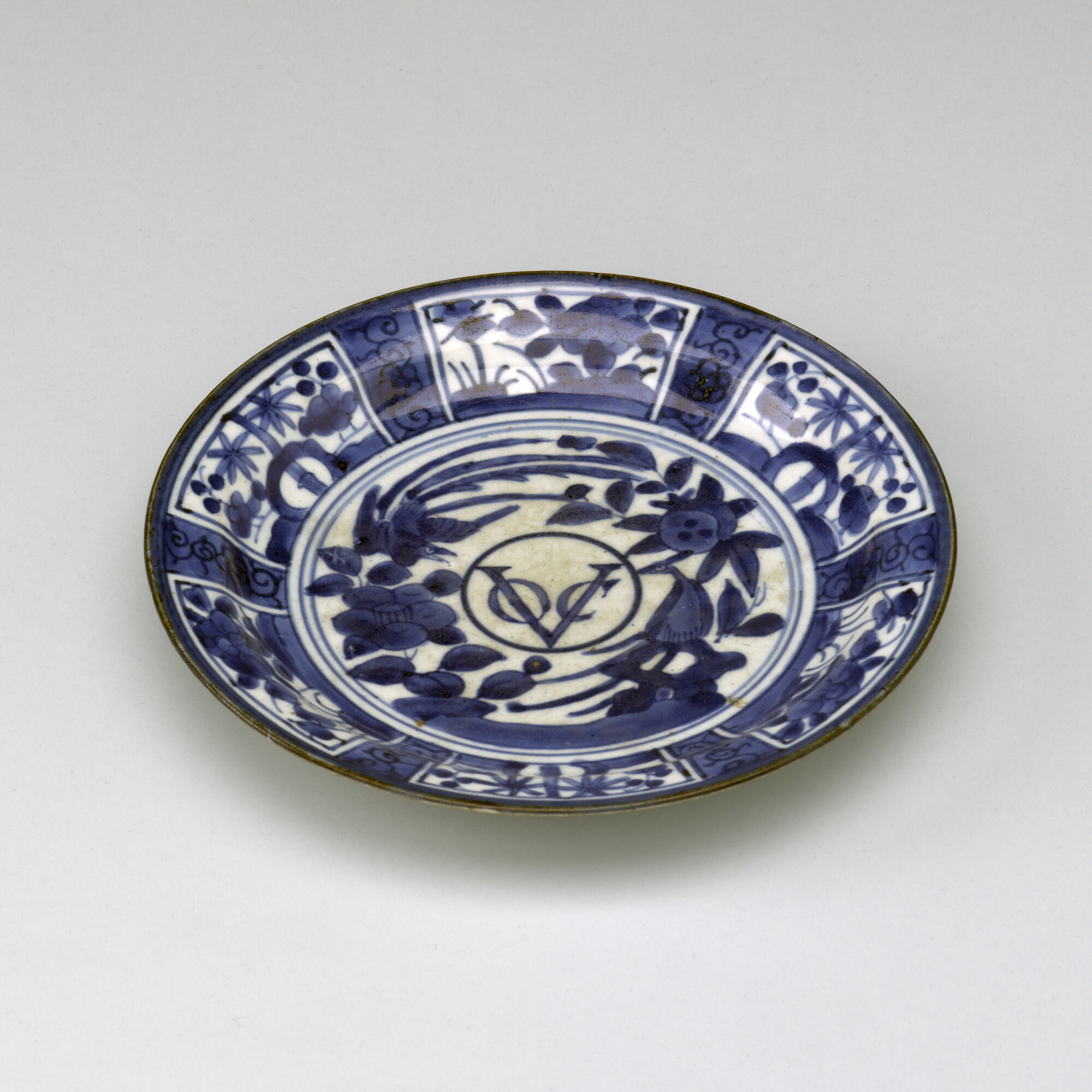 S.2731(02); Bord van Japans porselein, met in het midden het monogram van de VOC; plat bord