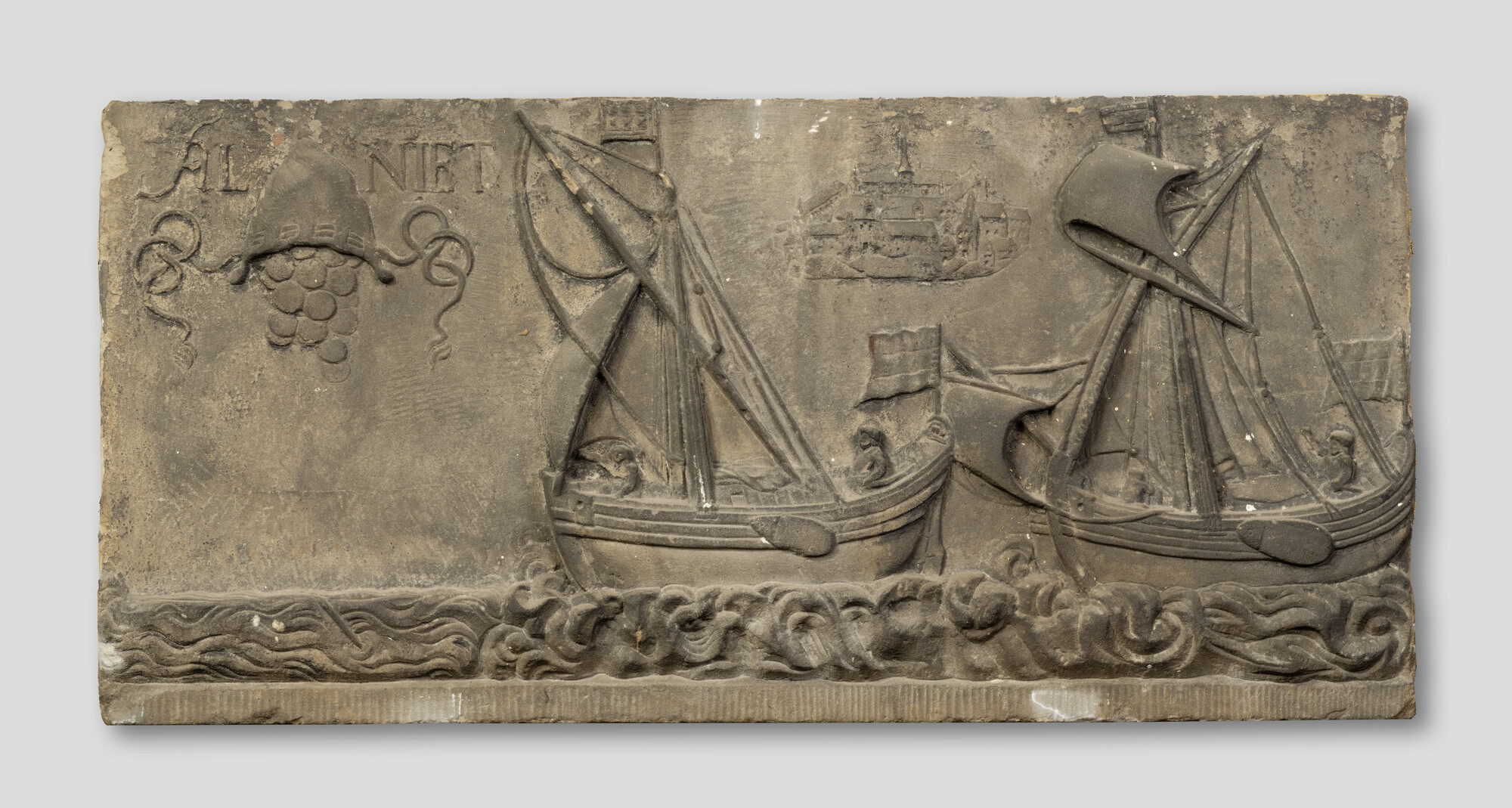 A.1739; Gevelsteen met voorstelling van een twee binnenvaartschepen; gevelsteen