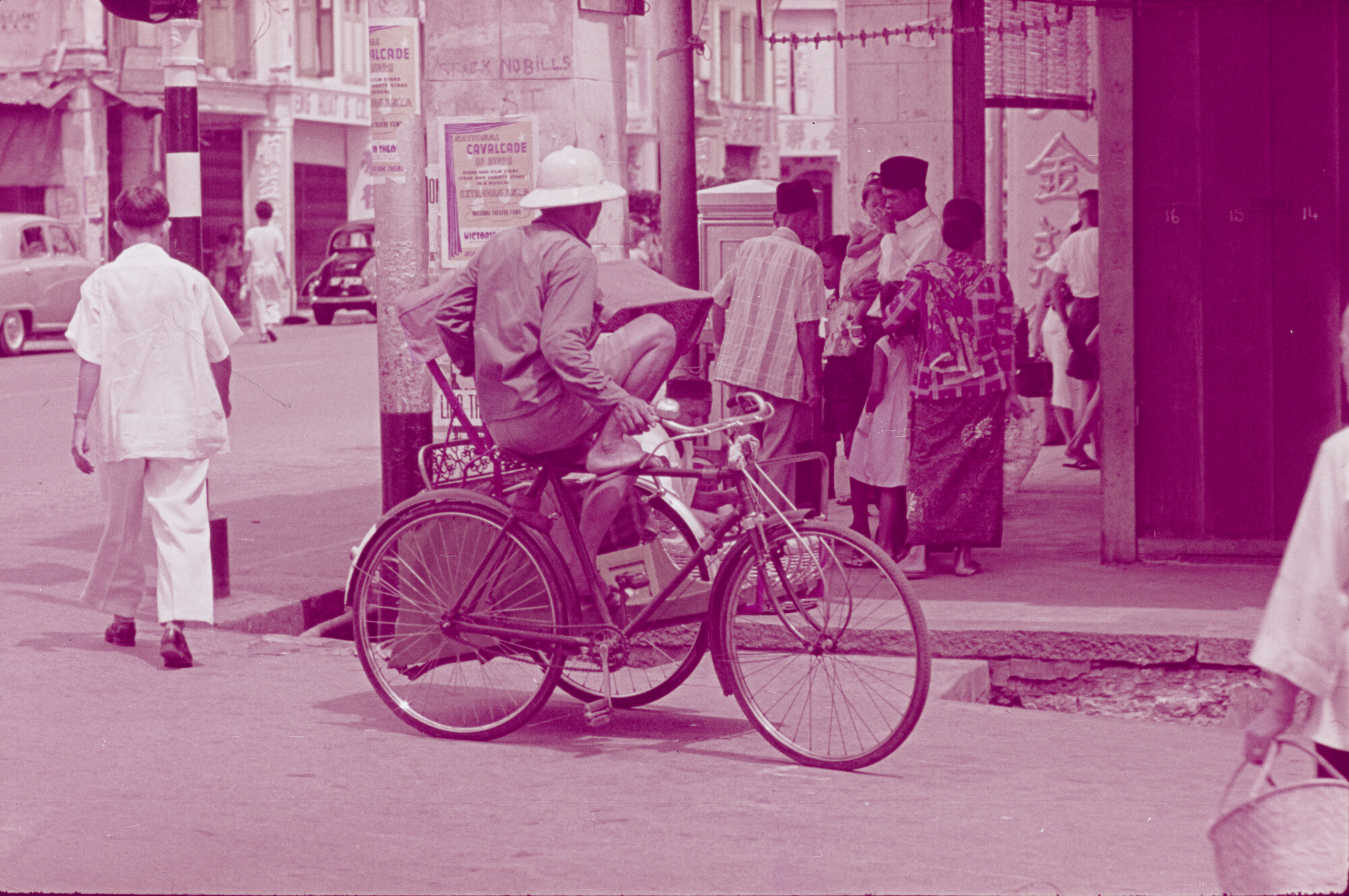 2015.0472; Dia van een straatbeeld in Singapore; diapositief