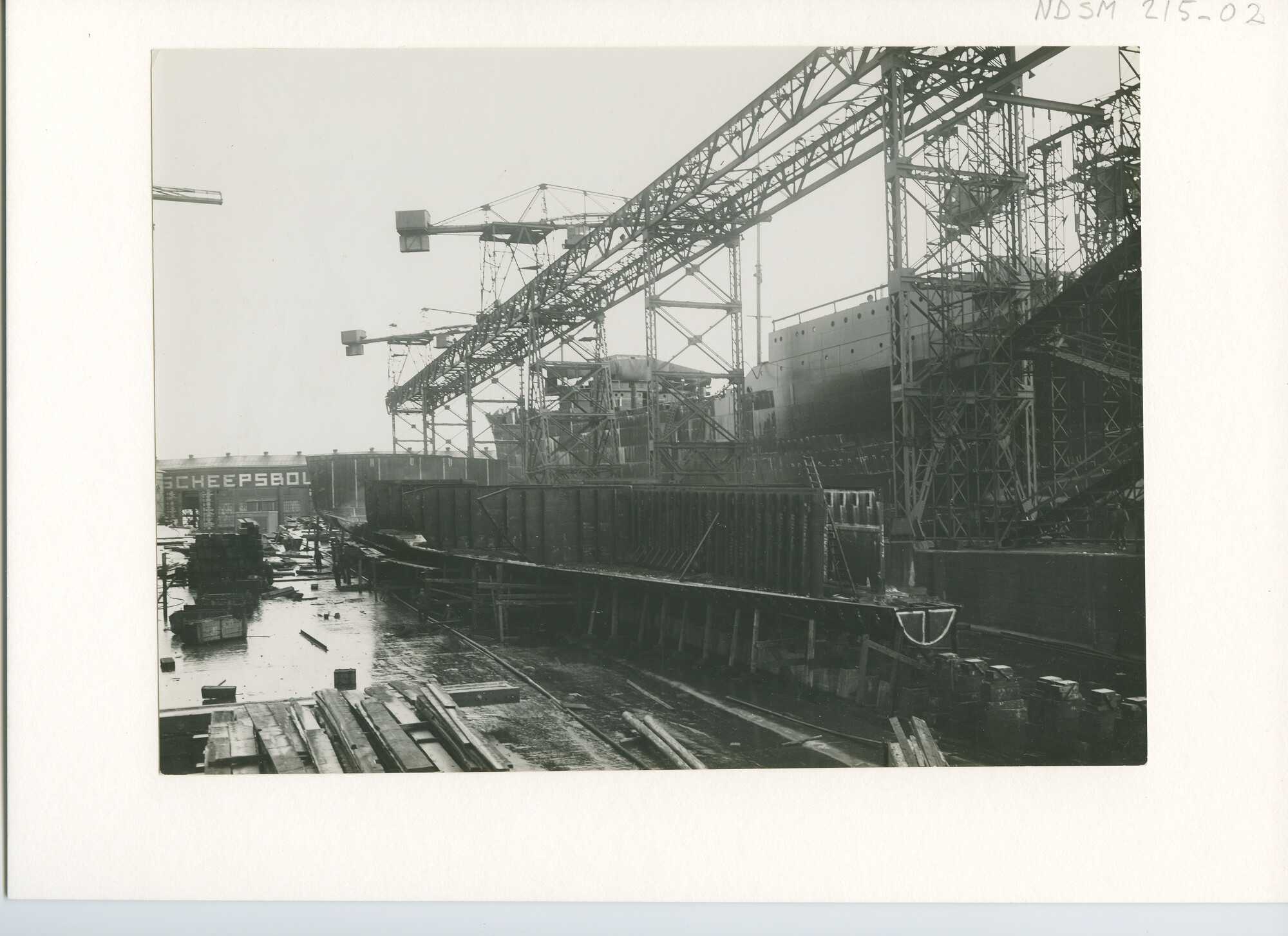 S.5444(0921); Foto van het Noorse vrachtschip ms. Berganger in aanbouw bij de NSM; foto
