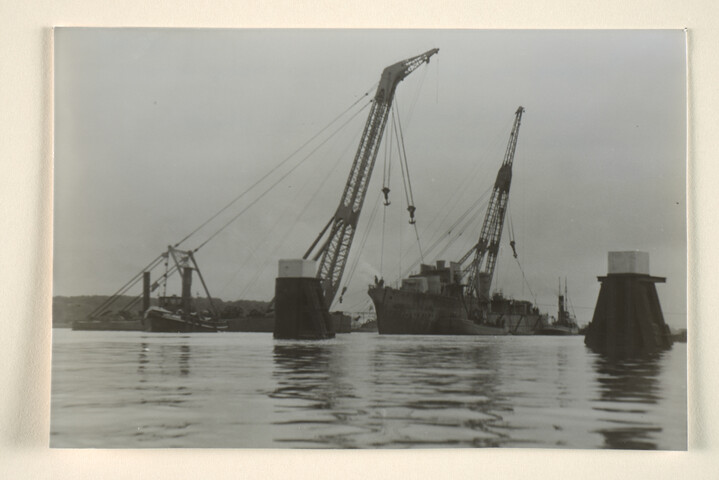 1995.1098; De berging in 1942 van de nog niet afgebouwde torpedobootjager Hr.Ms. 'Tjerk Hiddes' in de Nieuwe Waterweg; foto