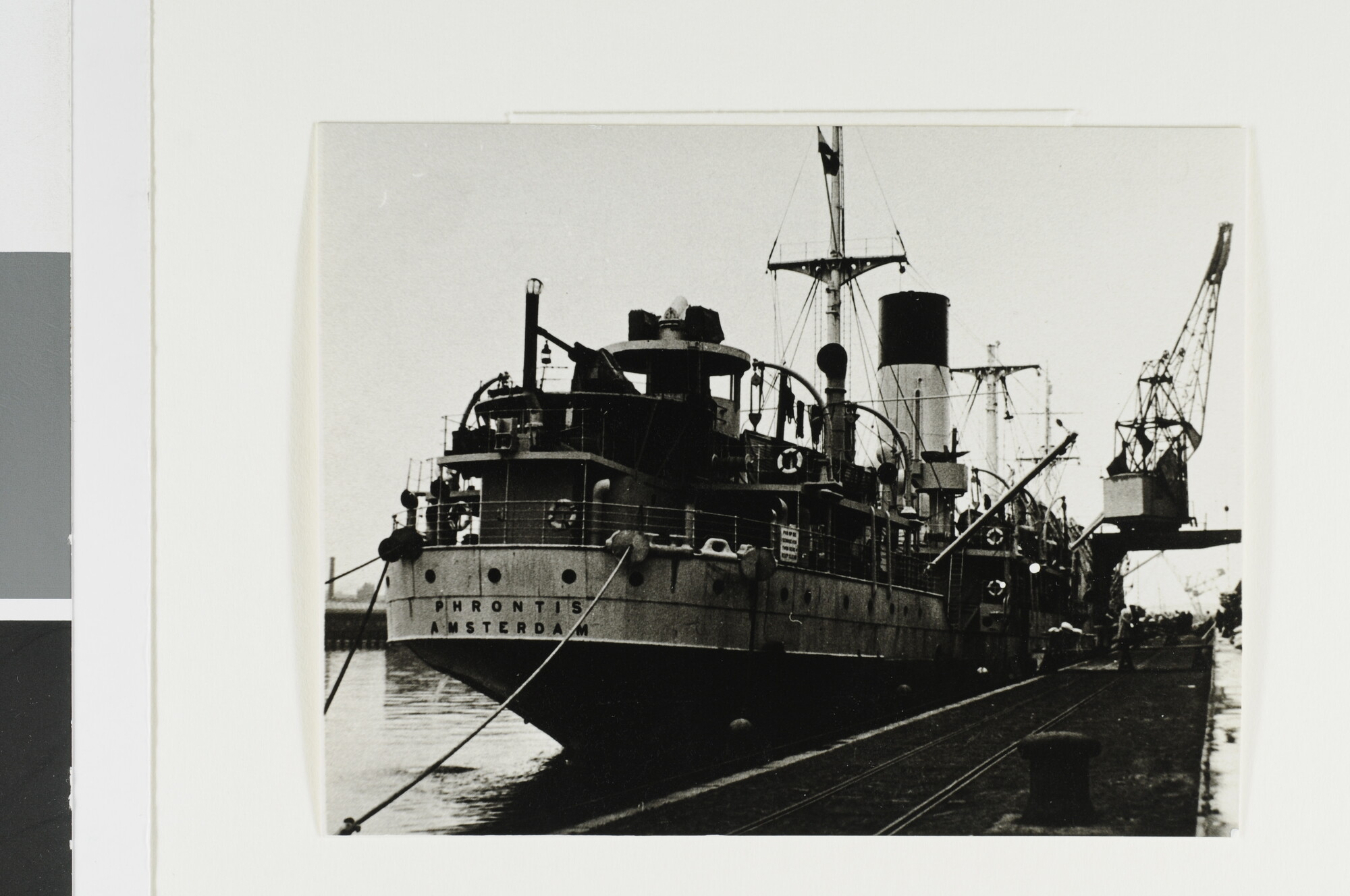 1993.0595; Het vrachtschip ms. 'Phrontis', in oorlogsuitrusting, van de Nederlandsche Stoomvaart Maatschappij "Oceaan"; foto