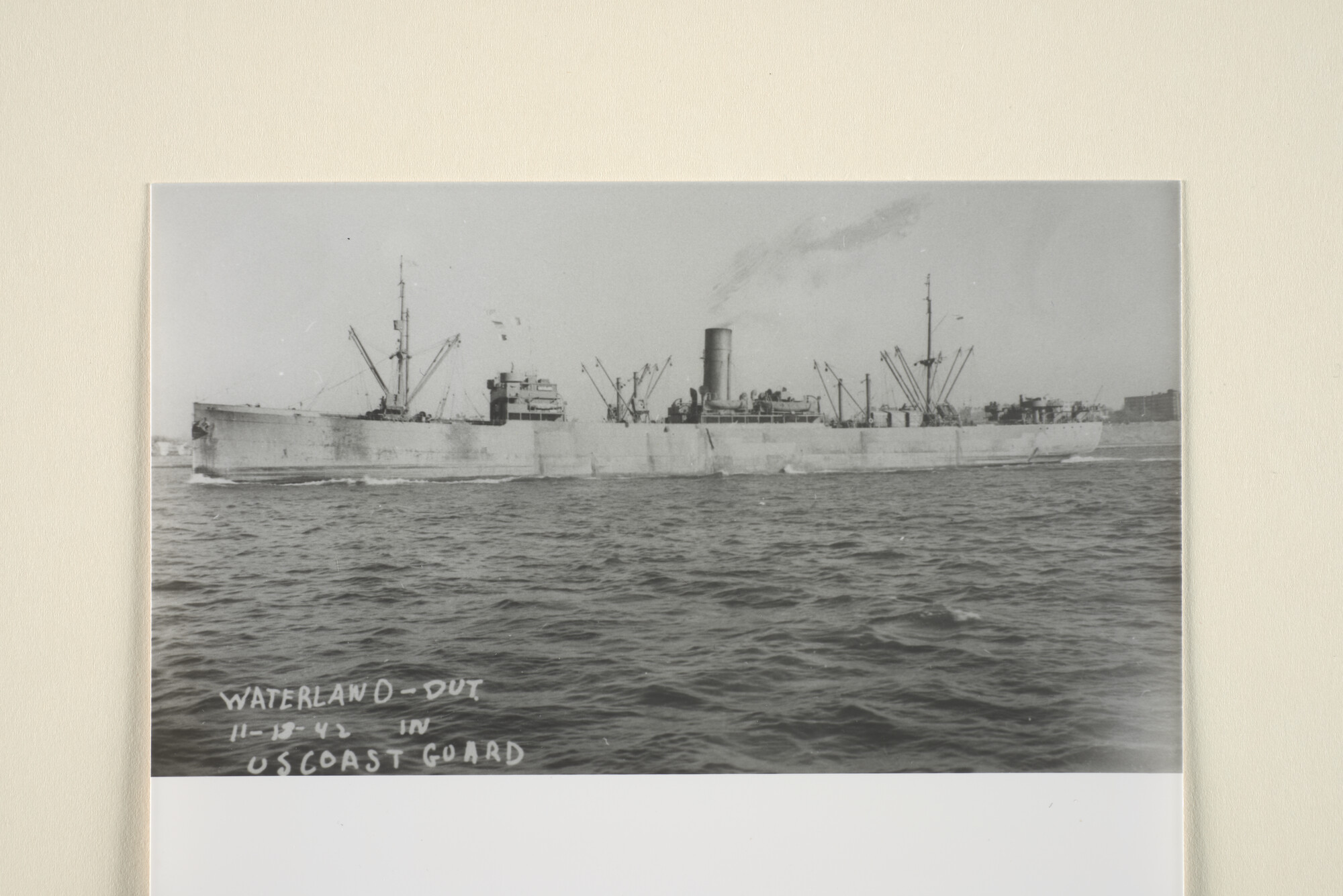 1995.5515; Het vrachtschip ss. Waterland van de KHL in oorlogsgrijs; foto