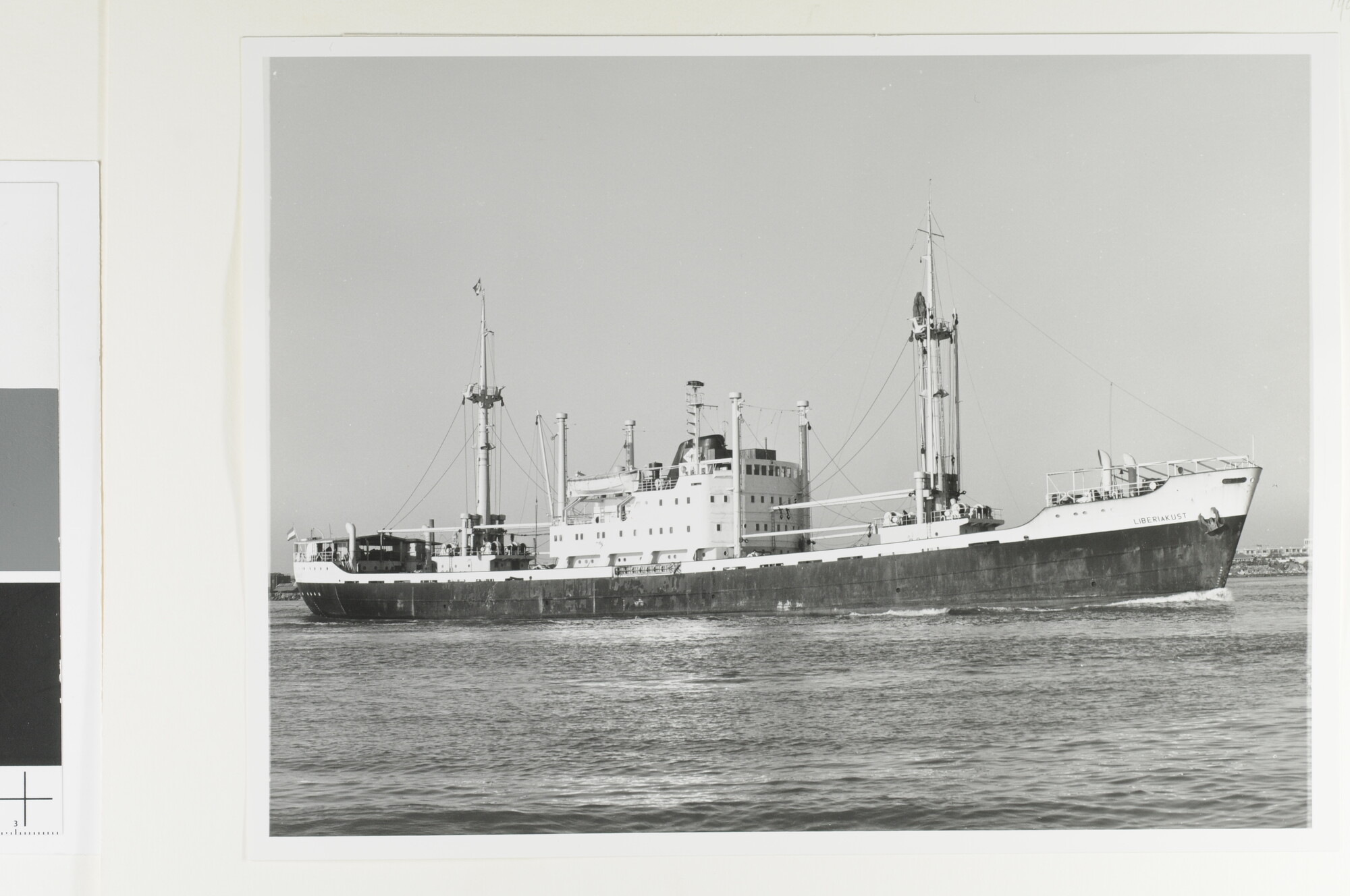 1993.0696; Het vrachtschip ms. Liberiakust van de Hollandsche Stoomboot Maatschappij [...]; foto