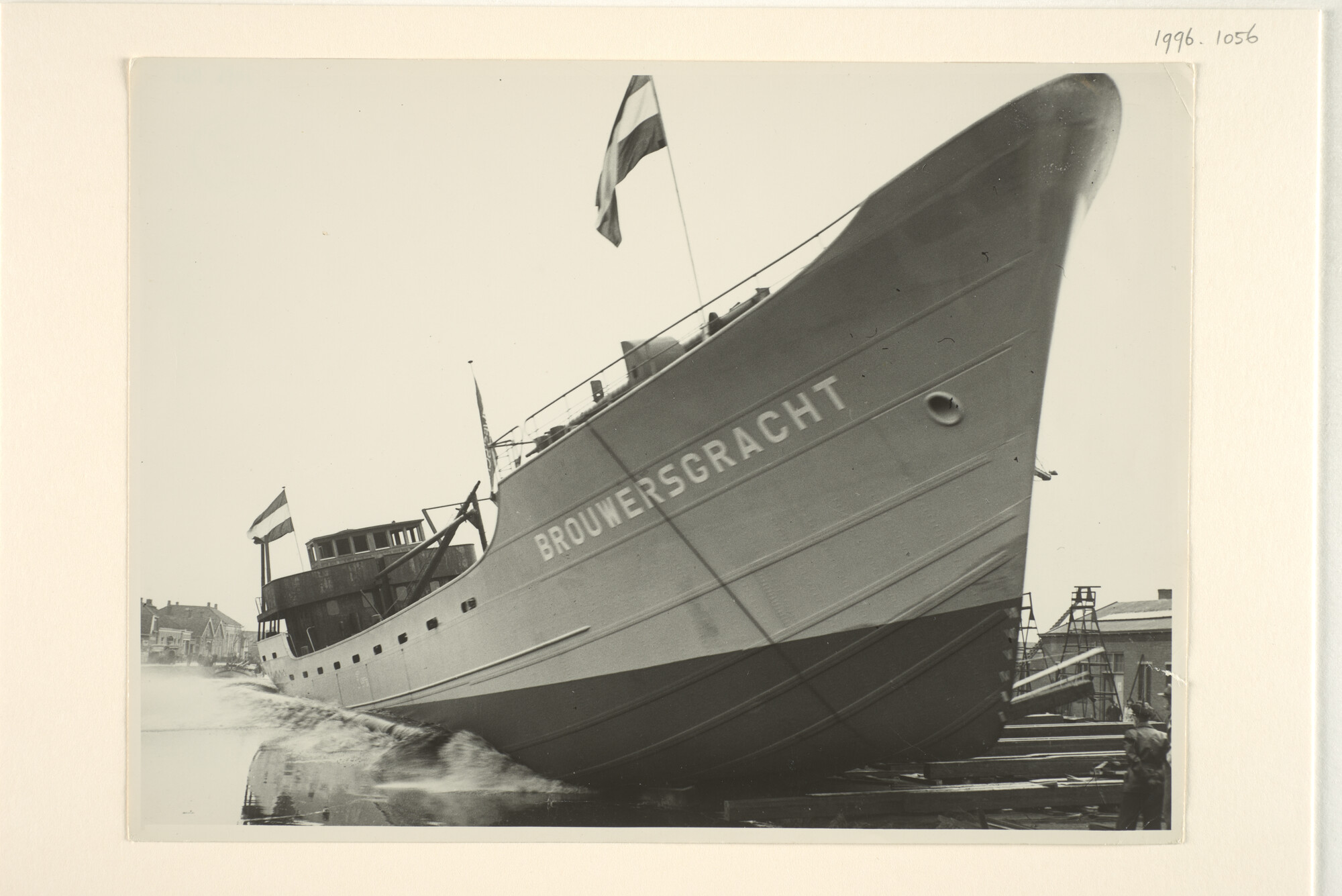 1996.1056; De tewaterlating van de coaster ms. 'Brouwersgracht' van Spliethoff's Bevrachtingskantoor op de werf van Bodewes te Martenshoek [...]; foto