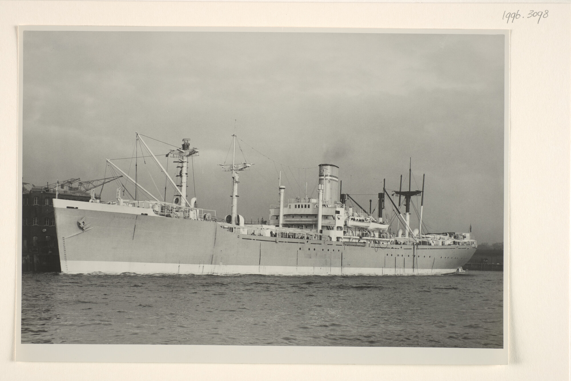 1996.3098; Het emigrantenschip ss. Zuiderkruis; foto