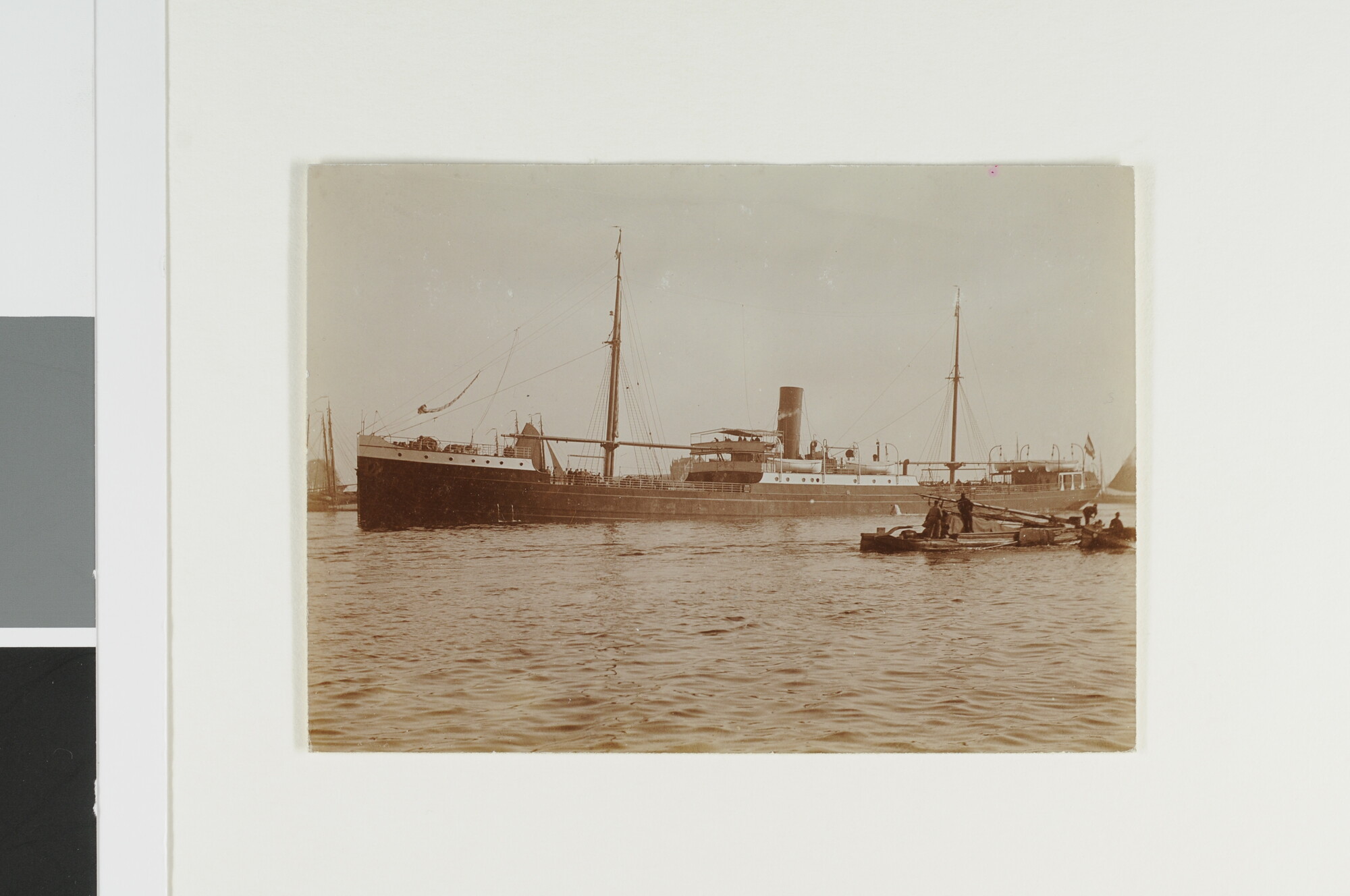 S.3565(65); Het vrachtschip ss. 'Ambon' van de SMN in de haven van Amsterdam; foto