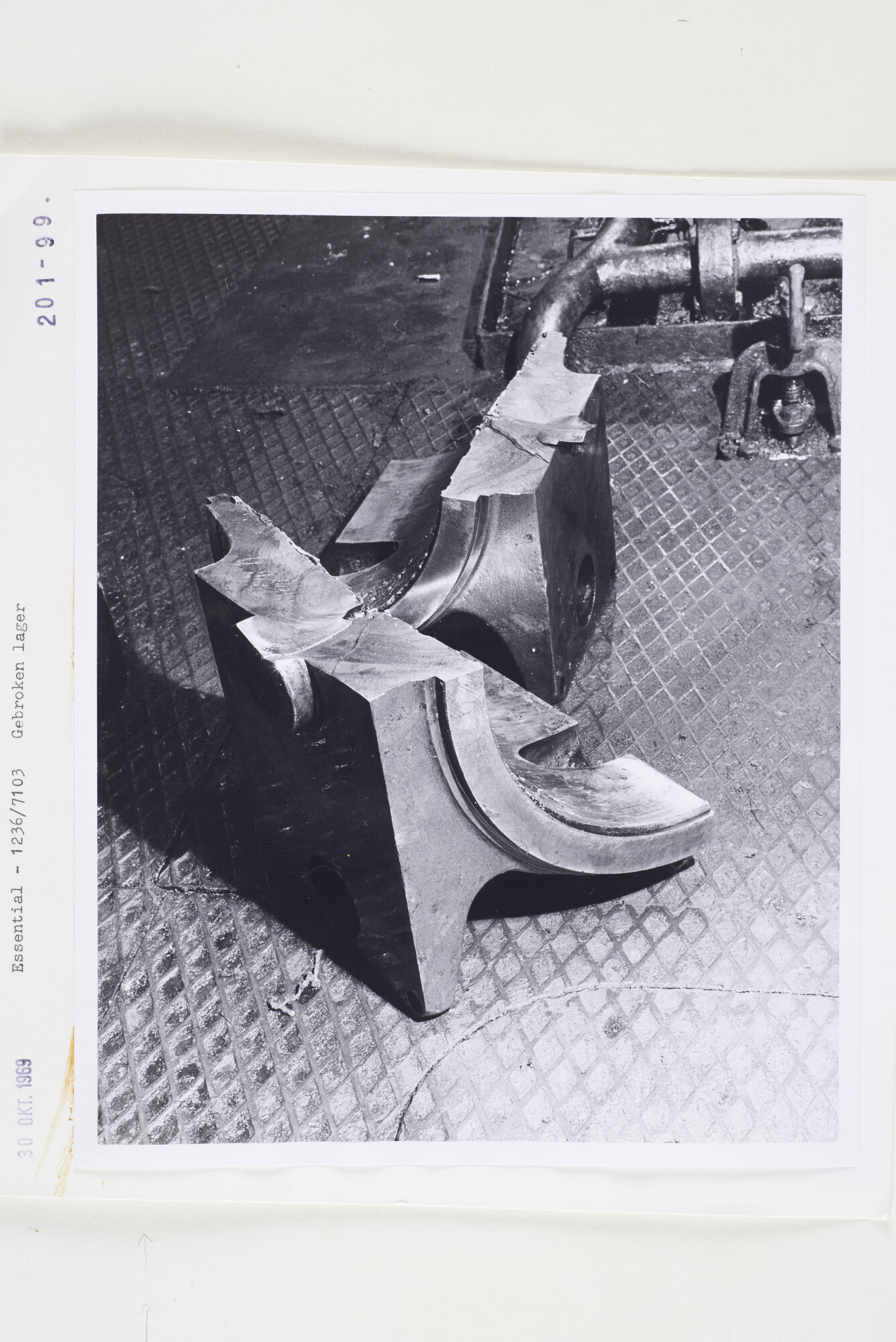 S.5444(5068)06; Foto van schade aan werktuigen in de motorkamer van de Essential; foto