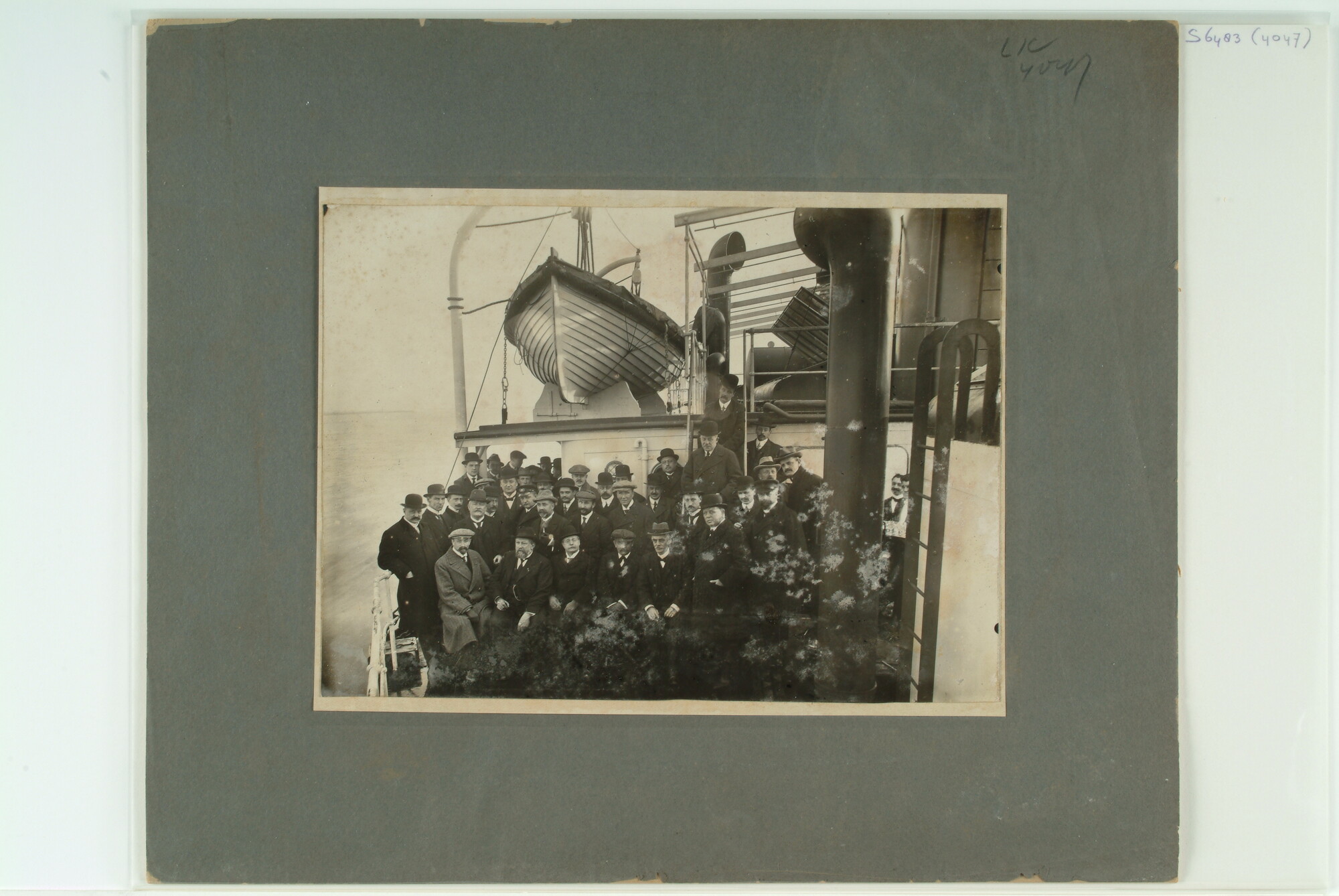 S.6483(4047); Een veertigtal Heeren en een ober verzameld aan dek van de tanker ms. Juno [...]; foto