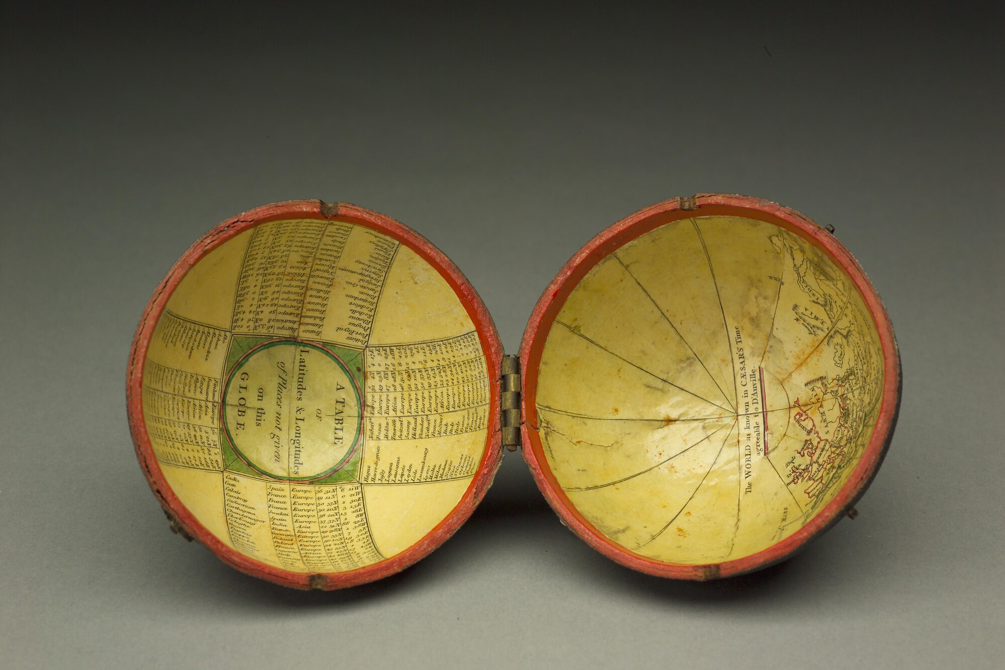 A.0145(025)11; Aardglobe in zakformaat van 7,75 cm. in doorsnede in foedraal, door John en William Cary, Londen, 1791; globe