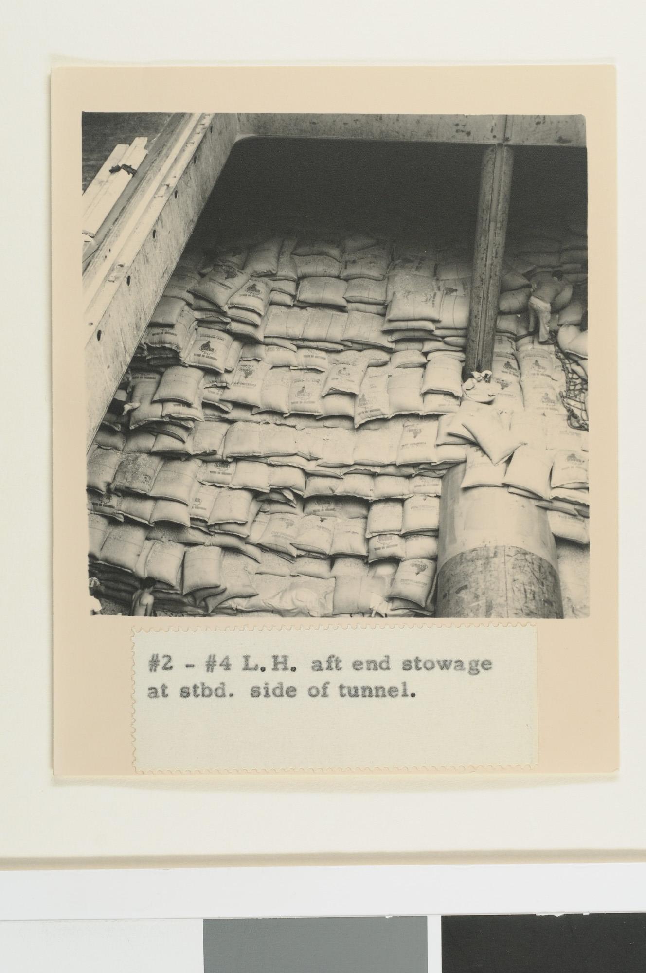 S.7032(004); Foto's van opgelopen schade aan boord van het vrachtschip ms. 'Hilversum' van de NV; fotoreportage