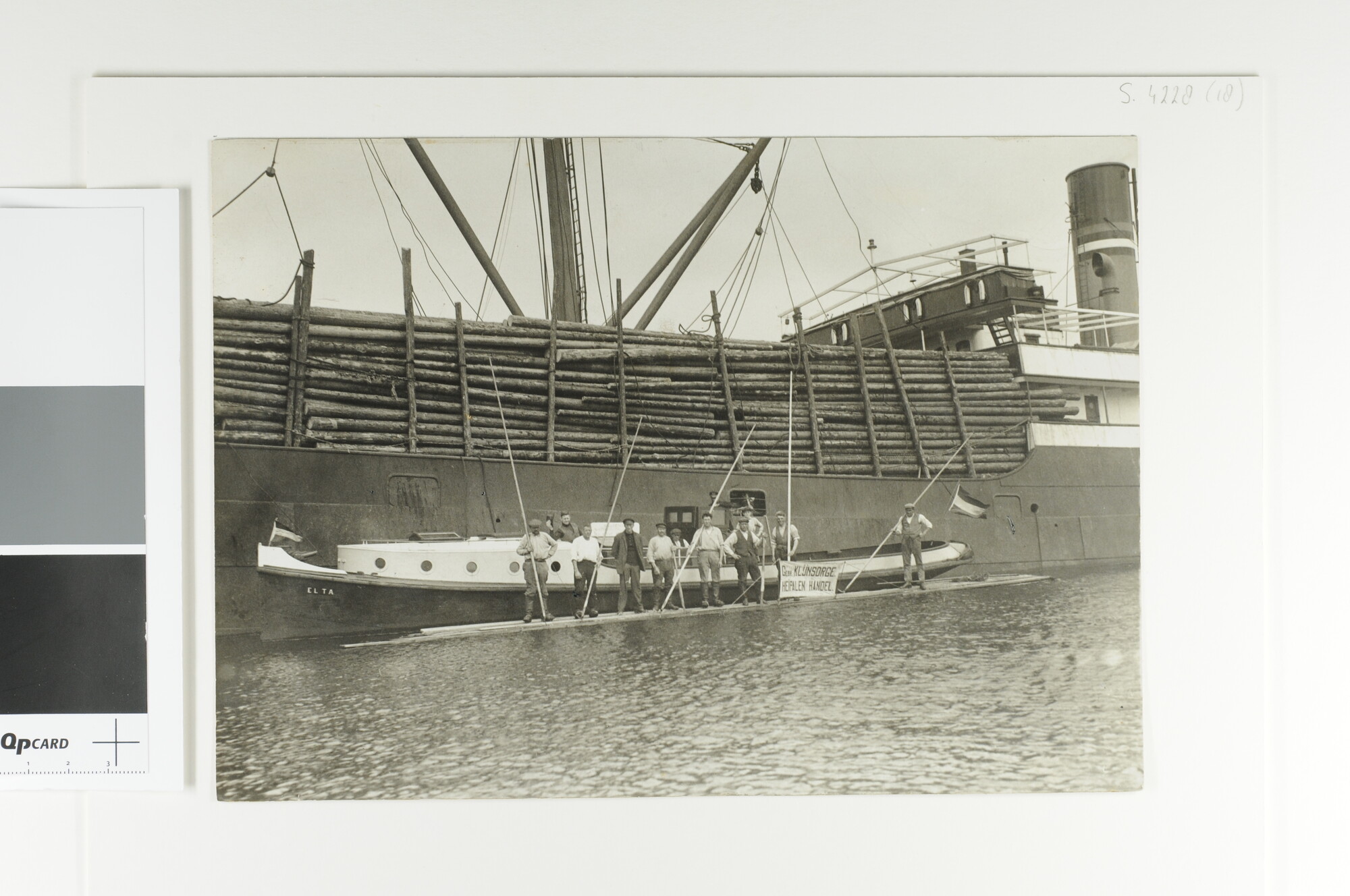 S.4228(18); Werknemers met pikhaken van Gebr. Klijnsorg Heipalen Handel poseren bij een te lossen schip geladen met hout; foto