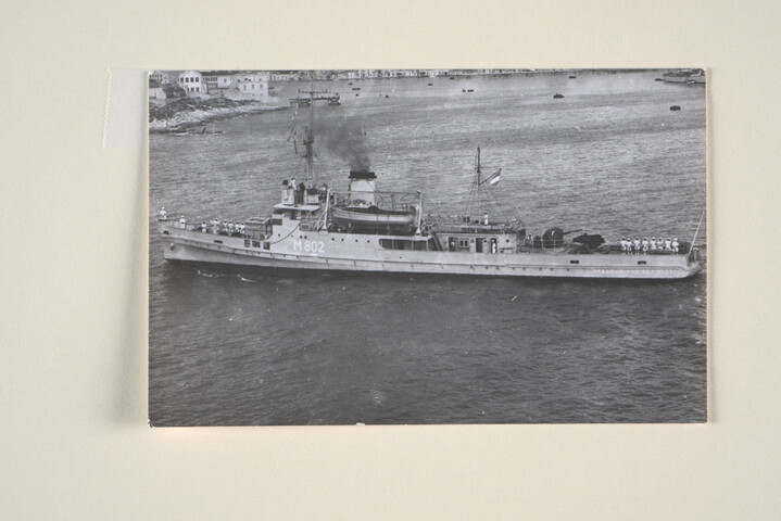 1994.6428; Aankomst van de mijnenveger Hr.Ms. 'Abraham van der Hulst' te Malta, 1951; foto
