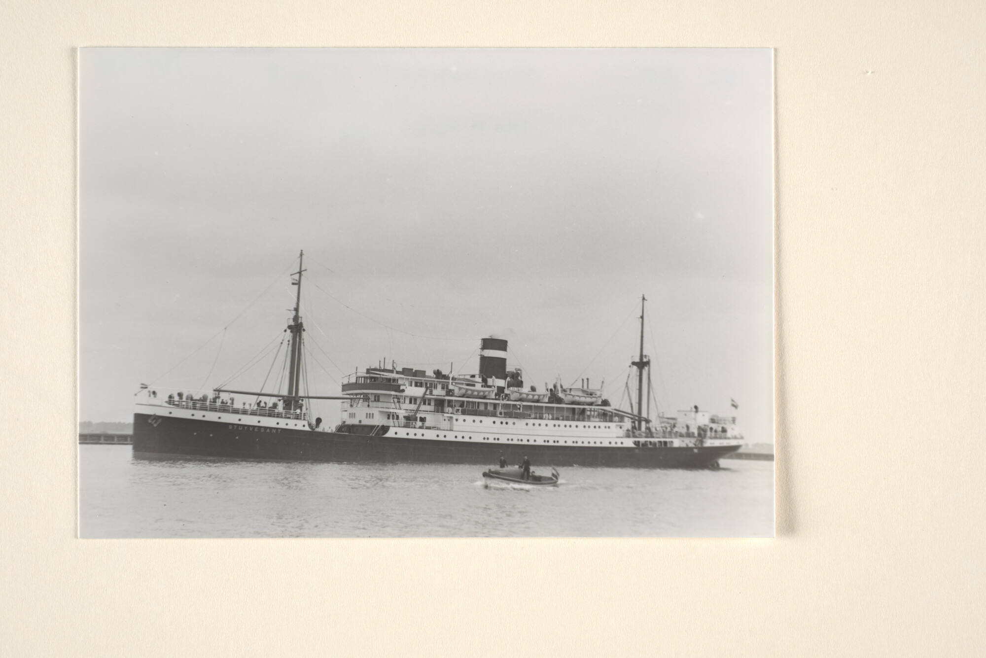 1995.6949; Het passagiersschip ss. Stuyvesant van de KNSM vaart op het Noordzeekanaal; foto