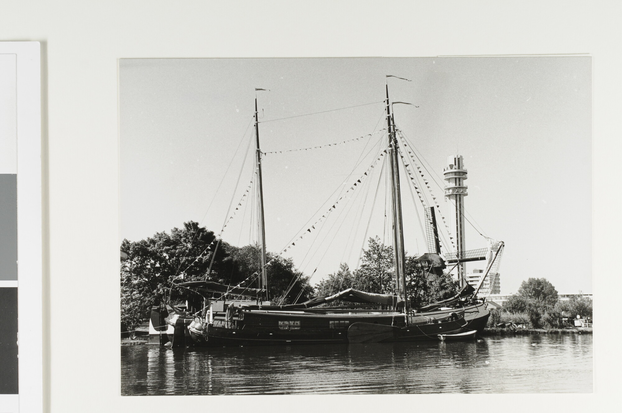 1992.1464; Twee tjalken te Haarlemmerliede (of Spaarndam); foto