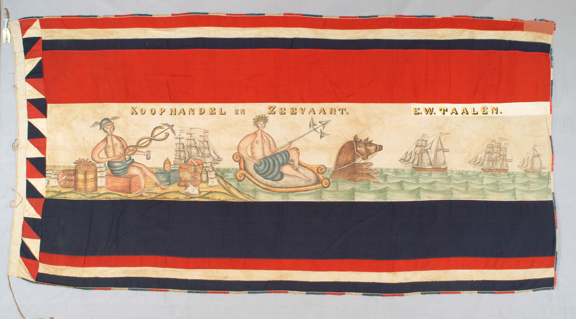 S.5278(05); Feestvlag met zinnebeeldige voorstelling van koophandel en zeevaart; vlag