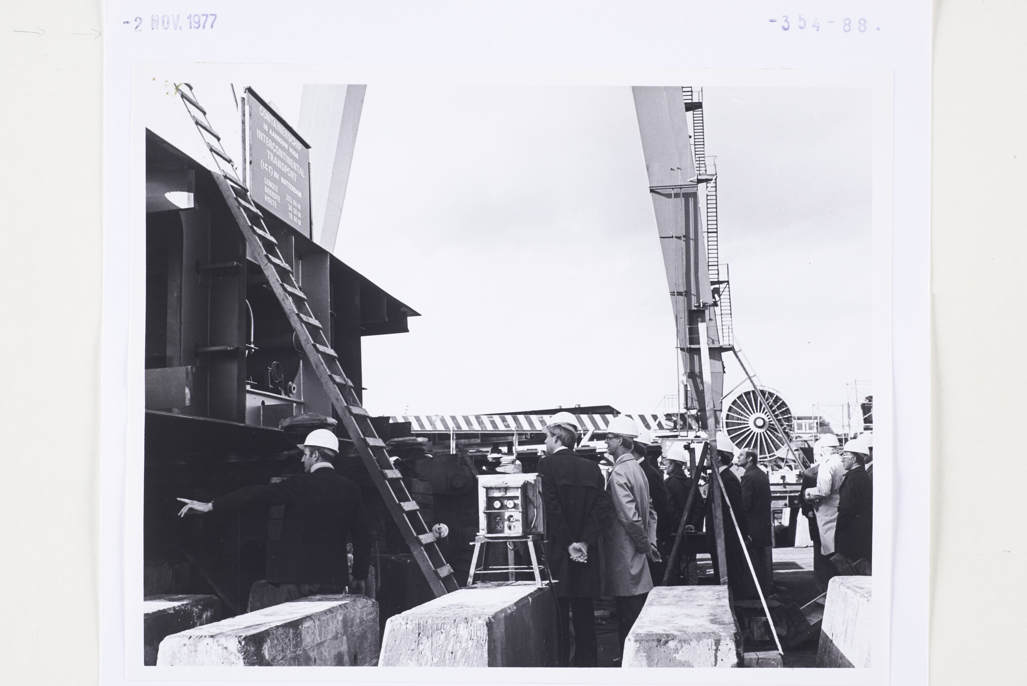 S.5444(6030)3; Foto van het containerschip ms. Incotrans Spirit in aanbouw op helling II/III van de NDSM; foto