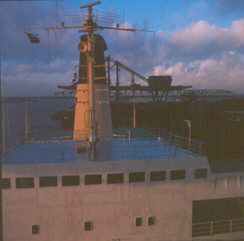 S.9100(8156); Ertsoverslag in haven Amsterdam; diapositief