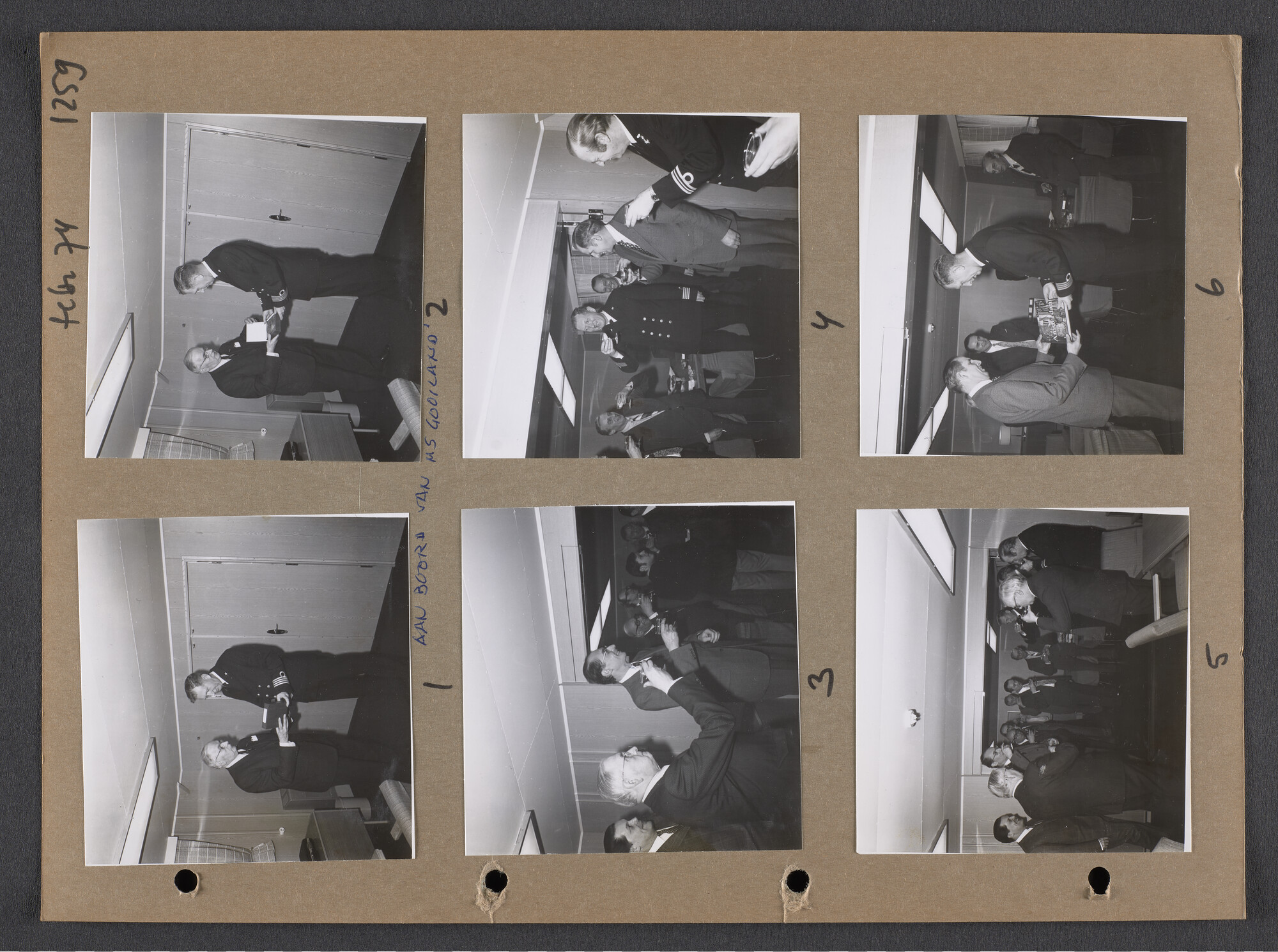 S.9102(32); Multomap met foto's door Ben Burgers, samengesteld door de Vereniging De Amsterdamsche Haven; foto