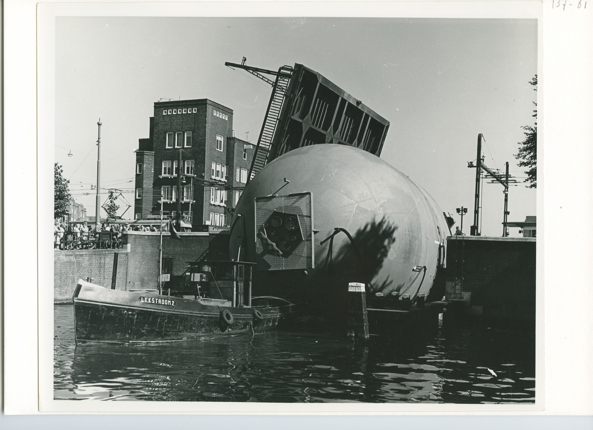 S.5444(04635)05; Fotos het transport van een Butaan-opslagtank voor Shell Pernis [...]; foto