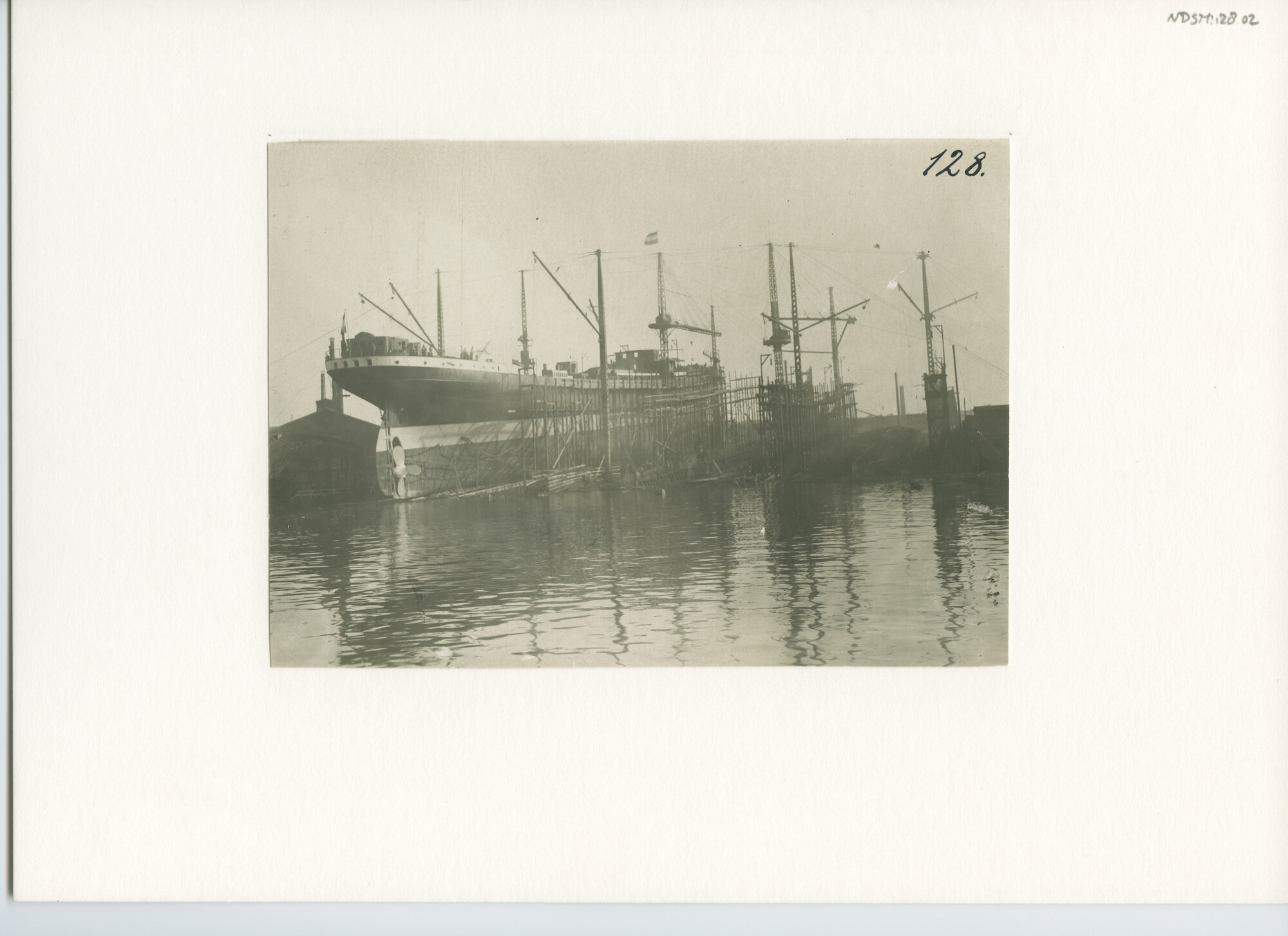 S.5444(00379)01; Foto van de tewaterlating van het vrachtschip ss. Rotti bij de [...]; foto