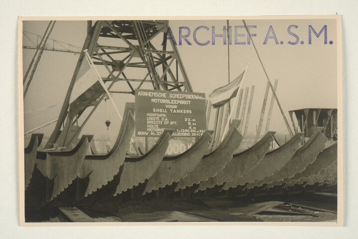 S.5219(12)0246; Foto's van de kiellegging van de bergings- en brandblussleepboot 'Passaat' van Shell Tankers NV; fotoreportage