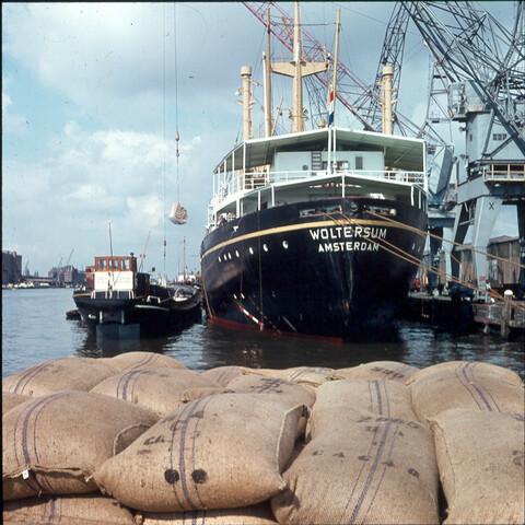 S.9100(0838); Het vrachtschip ms. 'Woltersum' van de Stoomvaart Maatschappij 'Oostzee; diapositief