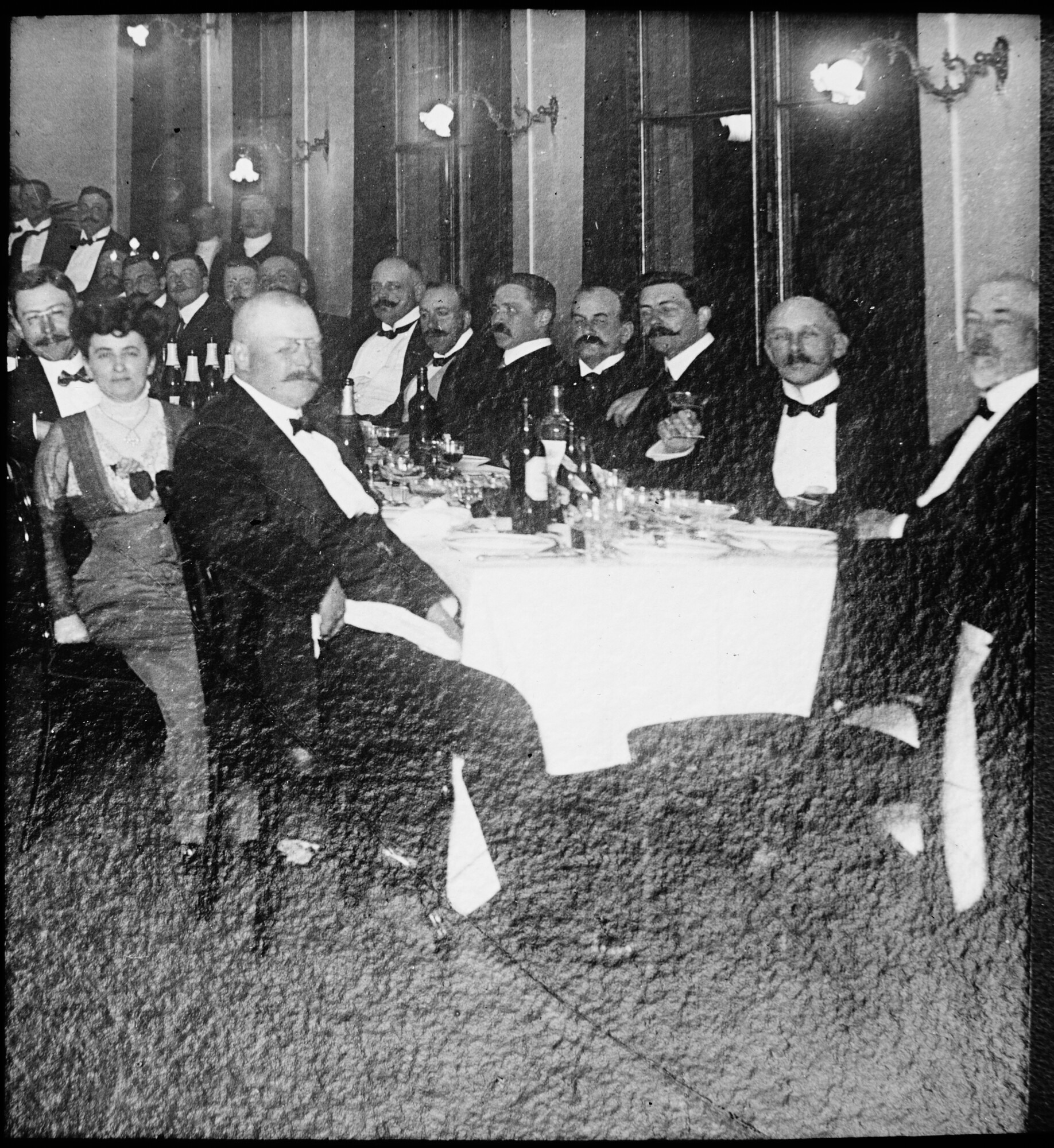S.1156(06)375-01; Lantaarnplaatje van groepsportret genomen gedurende het diner in de Harmonie te Groningen; lantaarnplaatje