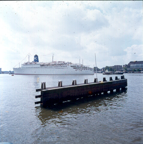 S.9100(6997); Dia van het Griekse cruiseschip ss. Regina Magna (ex- Bremen van de [...]; diapositief