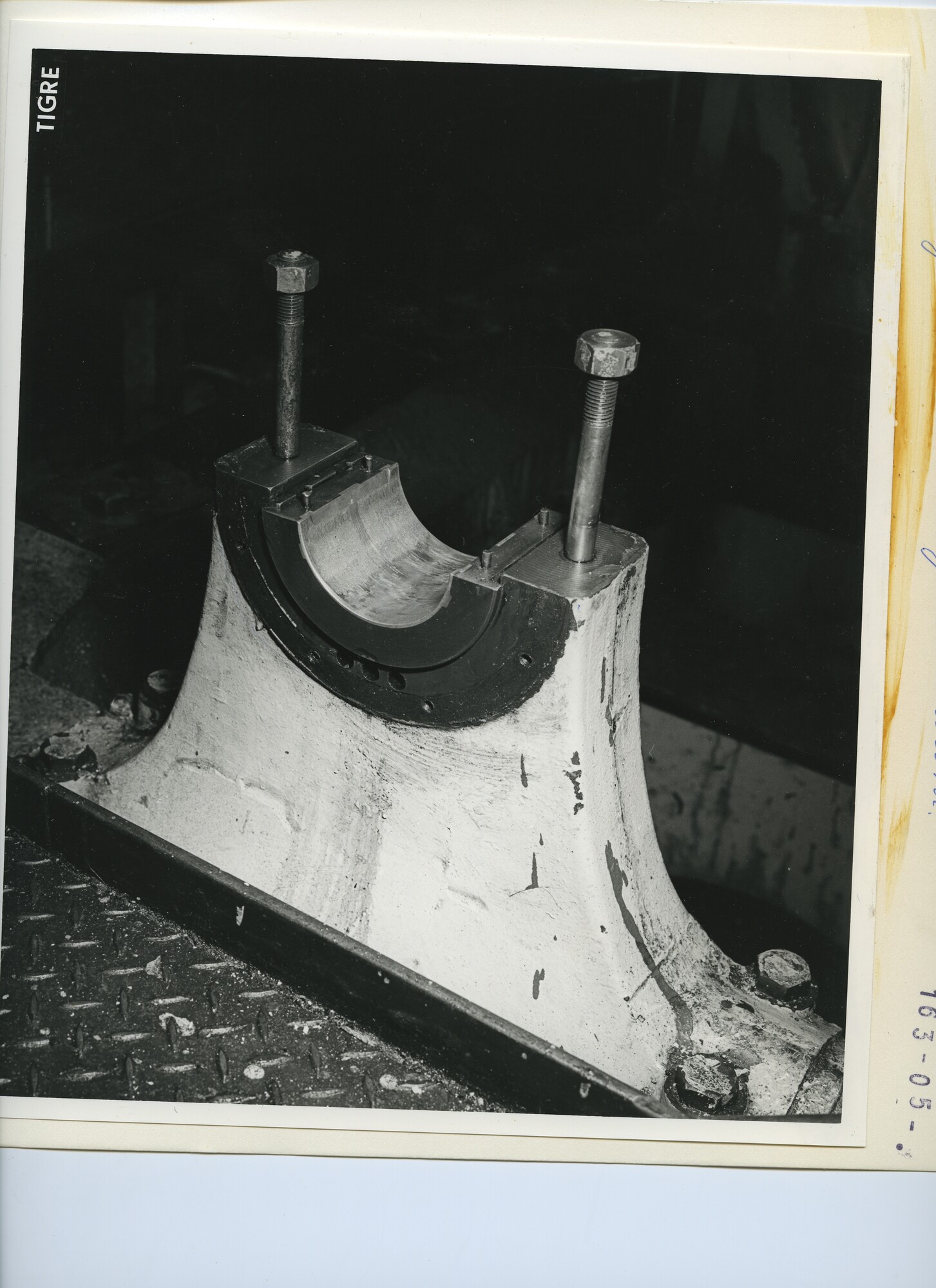 S.5444(4835)05; Foto van schade aan een electromotor of generator van de Tigre; foto