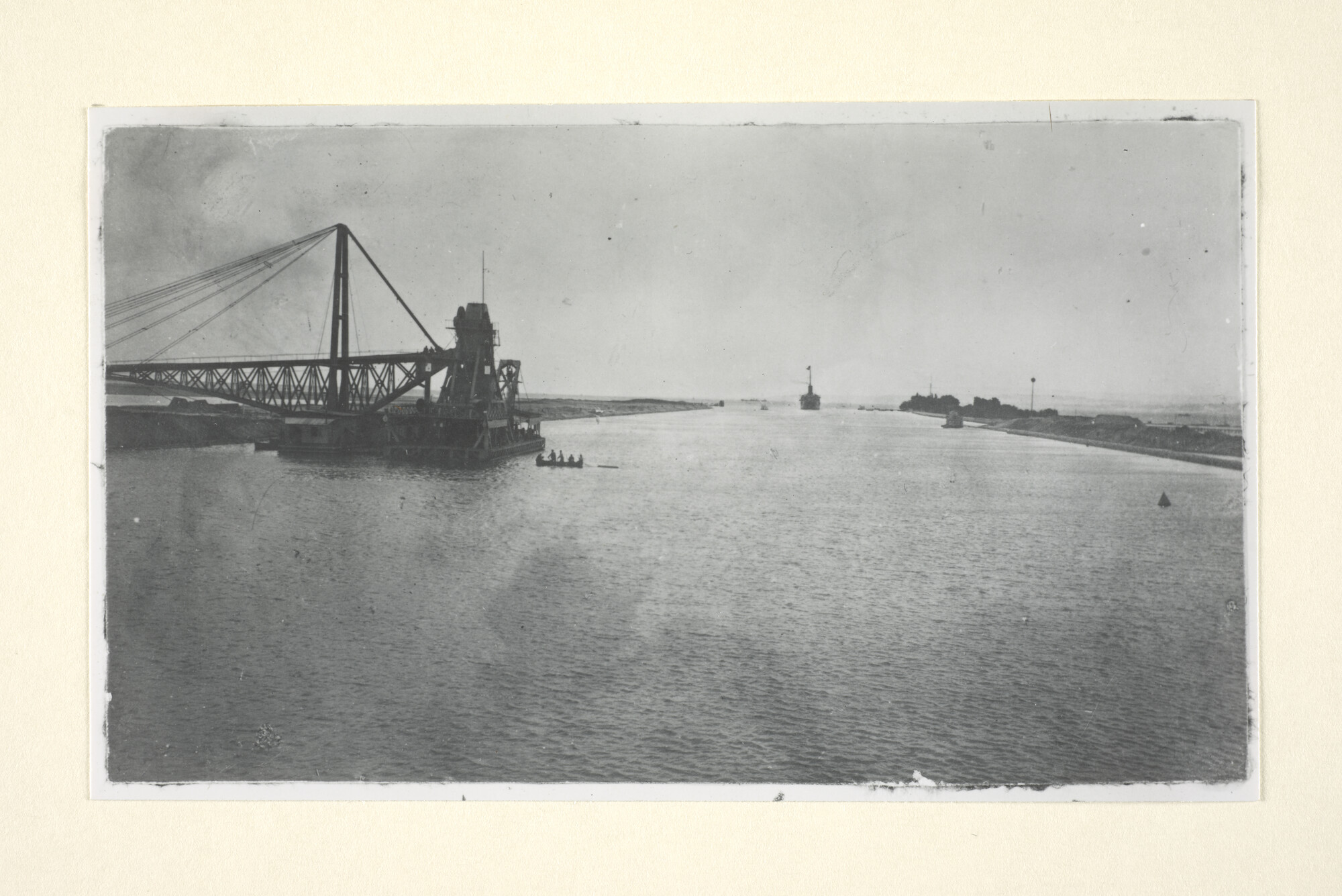 1997.1283; Het Suezkanaal gezien vanaf het passagiersschip ss. 'Gedeh' van de Rotterdamsche Lloyd tijdens de passage, 1909; foto