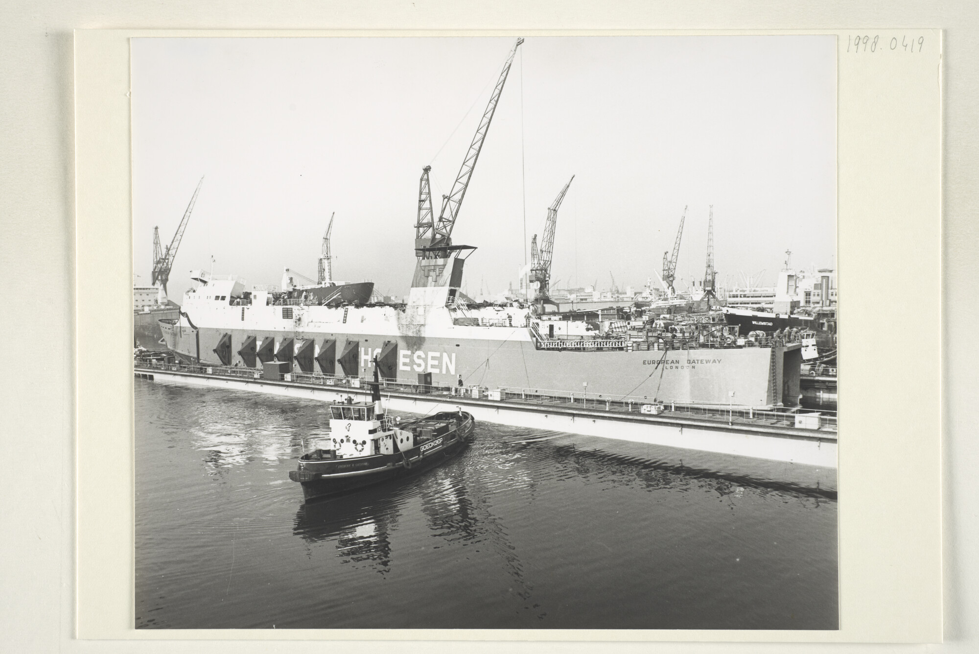 1998.0419; Het Britse Ro-Ro-schip 'European Gateway' ligt na de berging door Wijsmuller Salvage in het droogdok bij de ADM te Amsterdam [...]; foto