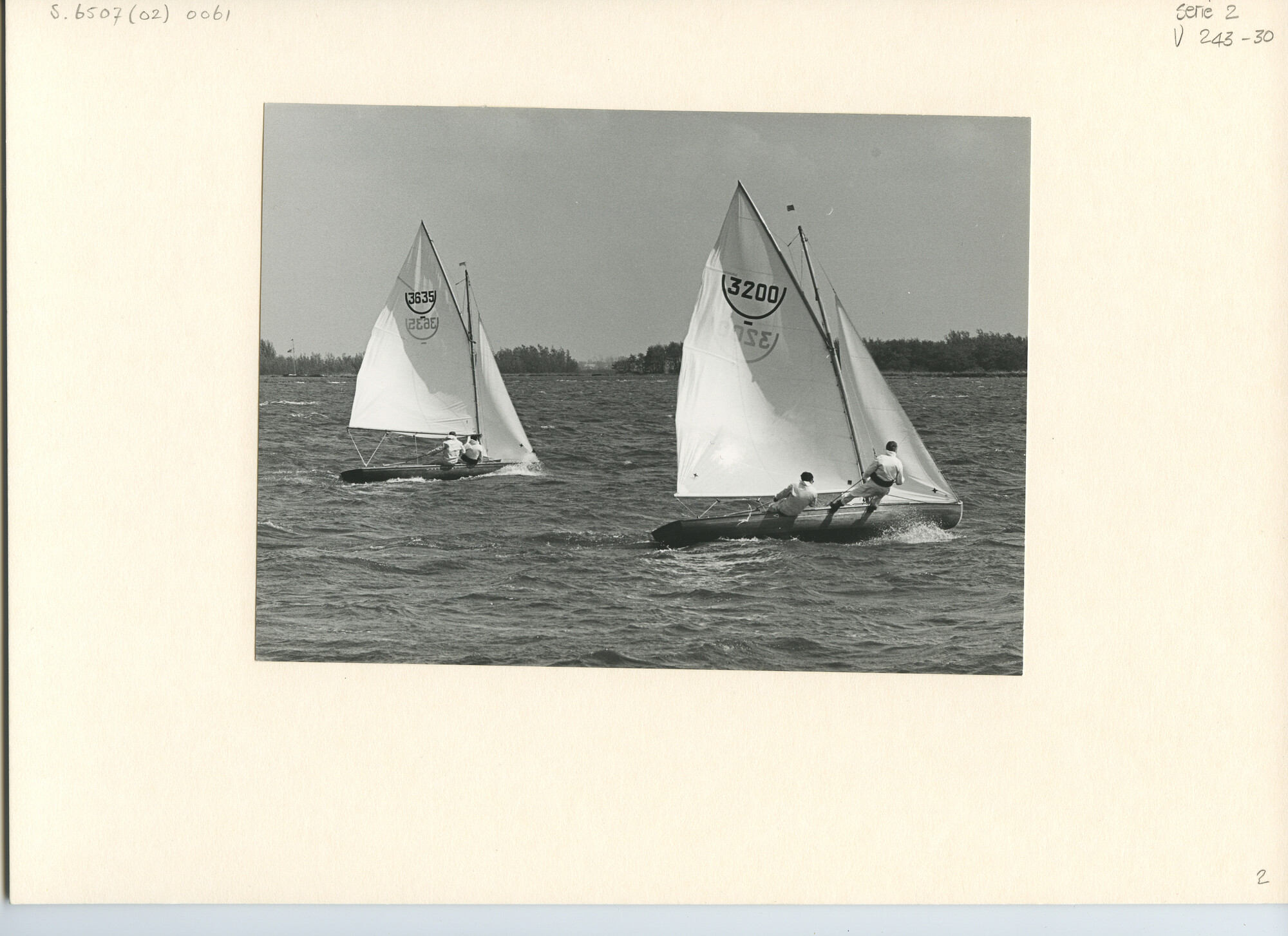 S.6507(02)0061.02; Zwart-wit foto van 16m² klasse nummers 3200 (Crabbelcat, P.J. Kempeneers) en 3635 tijdens de Voor-Braassem 1967; foto
