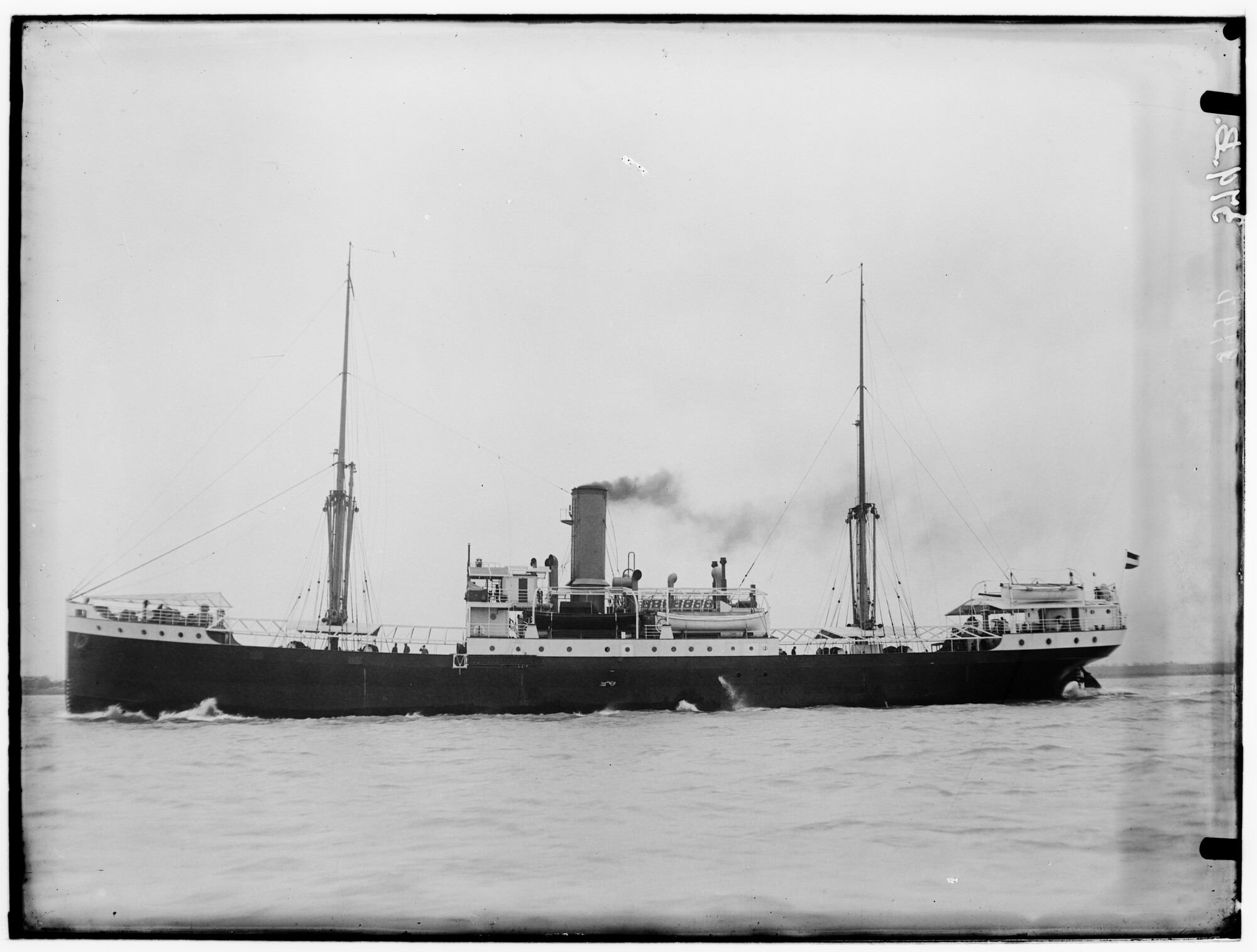 2018.1626; Glasnegatief van het vrachtschip Sinabang (Nederlands, 1927); glasnegatief