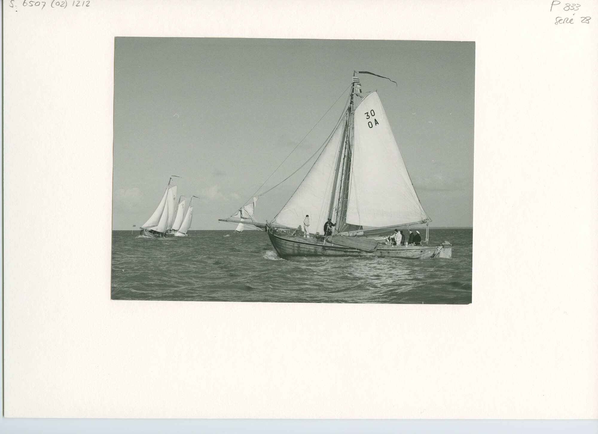 S.6507(02)1212.01; Zwart-wit foto van de start van platbodems in de nachtwedstrijd 1962 van de KNZ&RV; foto