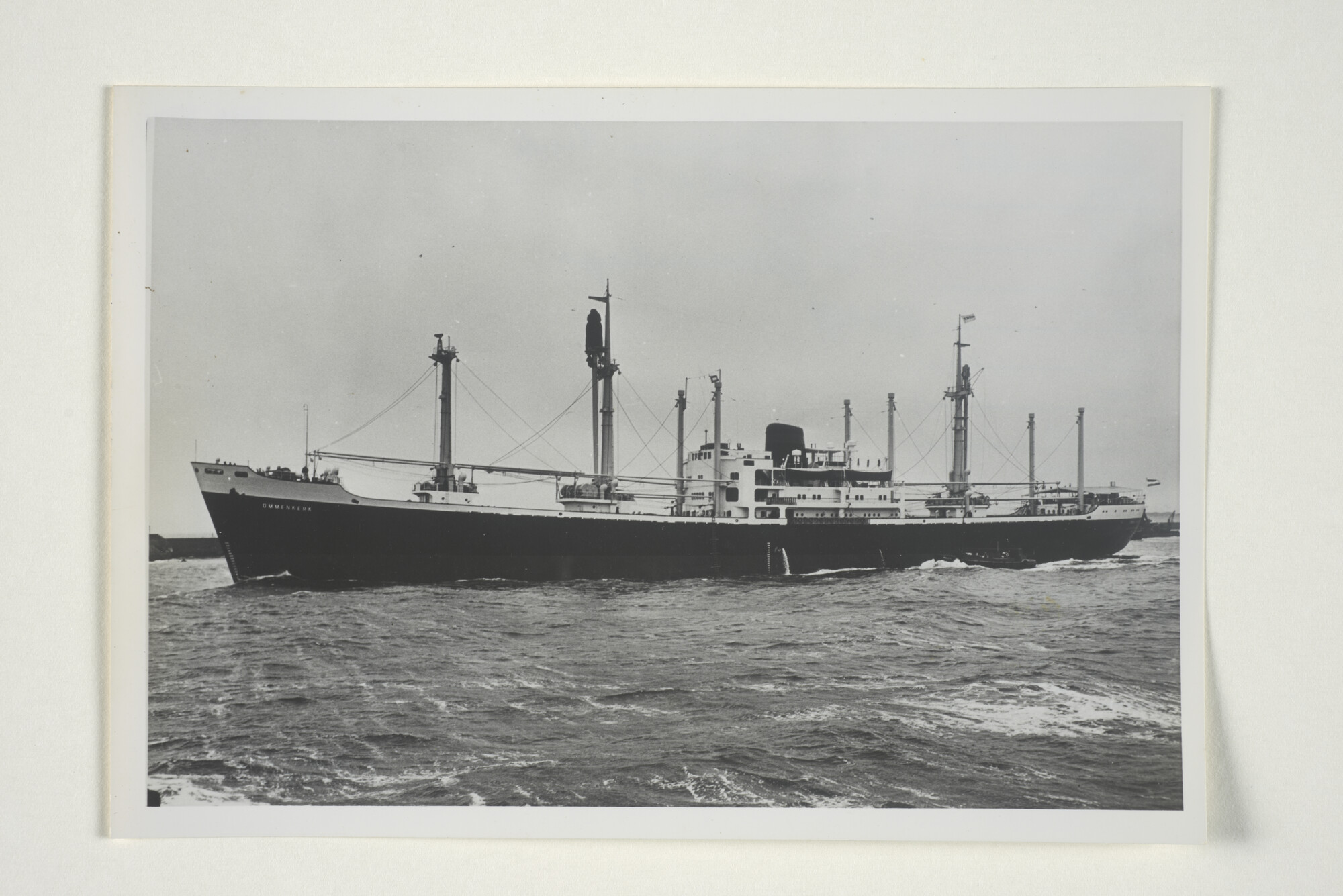 1999.3854; Het vrachtschip ms. Ommenkerk van de VNS (vermoedelijk) gezien bij vertrek uit IJmuiden [...]; foto