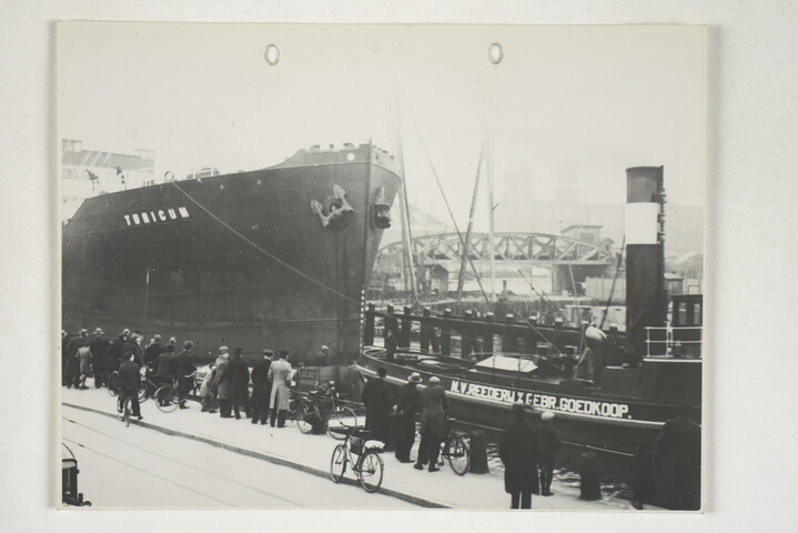 2001.1755; Omslag met vele foto's en knipsels van meest bergingsactiviteiten door Reederij v/h Gebroeders Goedkoop te Amsterdam in de periode 1929 / 1949; omslag