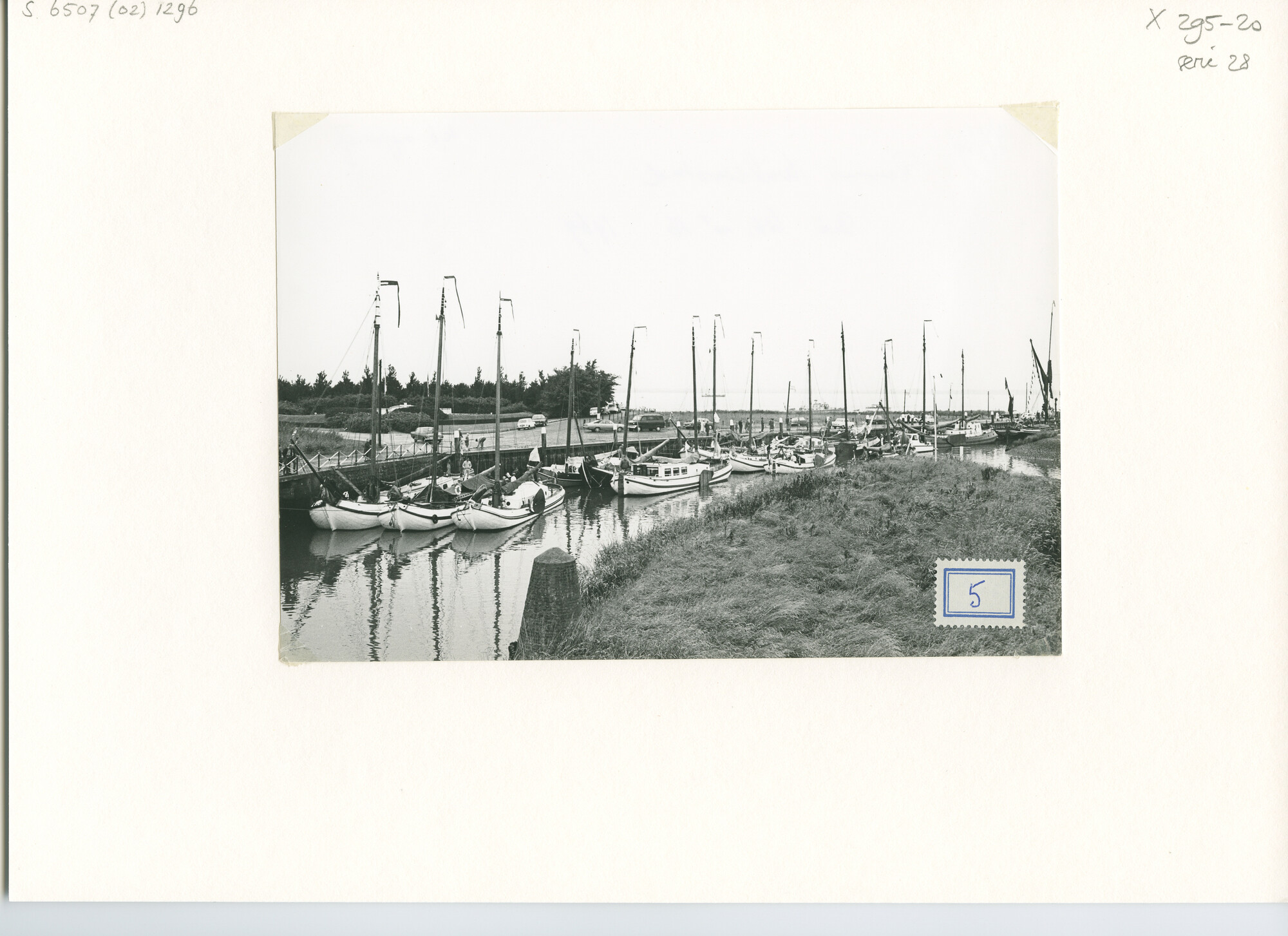 S.6507(02)1296.04; Zwart-wit foto van de reünie van ronde en platbodemjachten te Willemstad; foto
