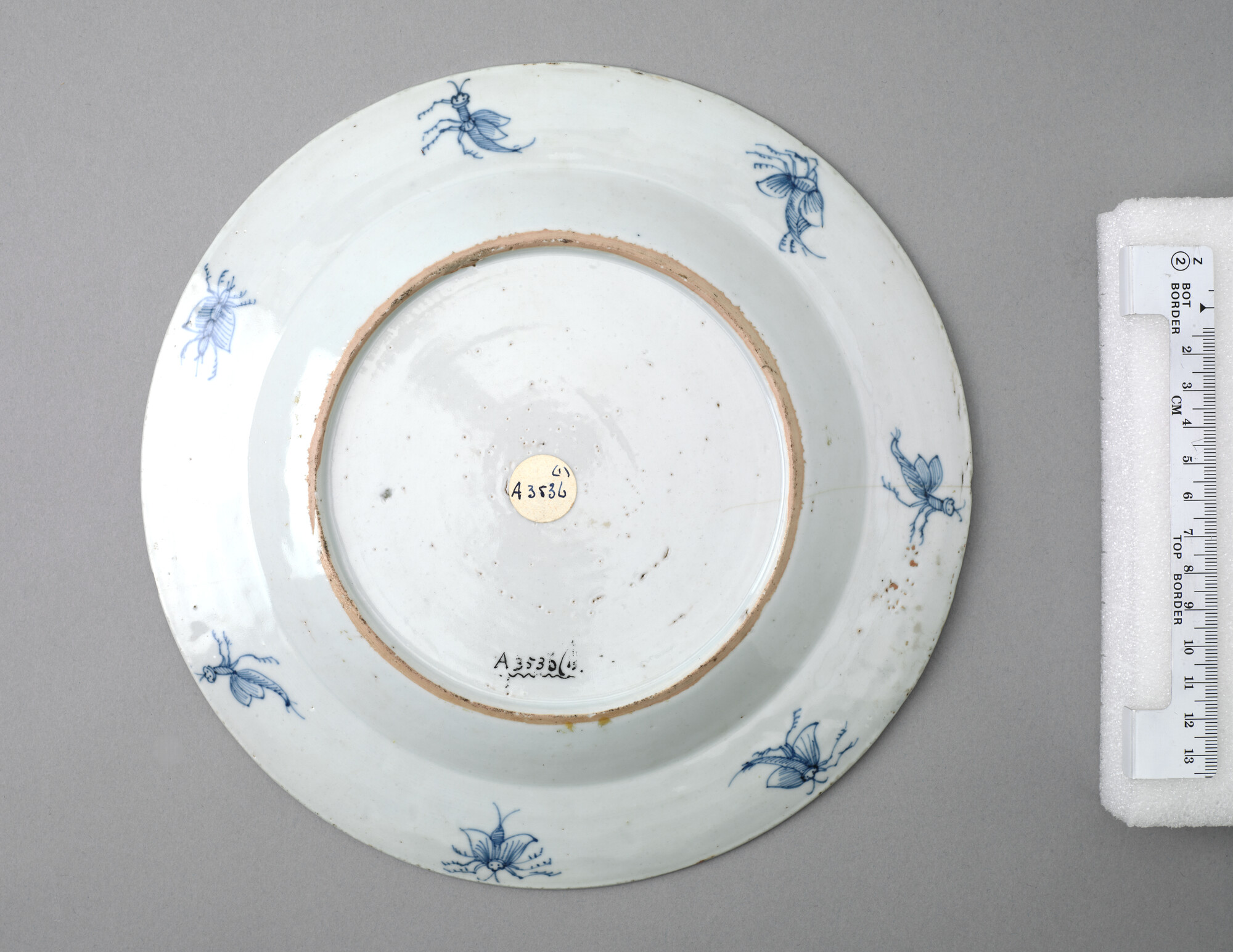 A.3536(01); Bord van Chinees porselein met een voorstelling van twee vrouwen met een parasol; plat bord